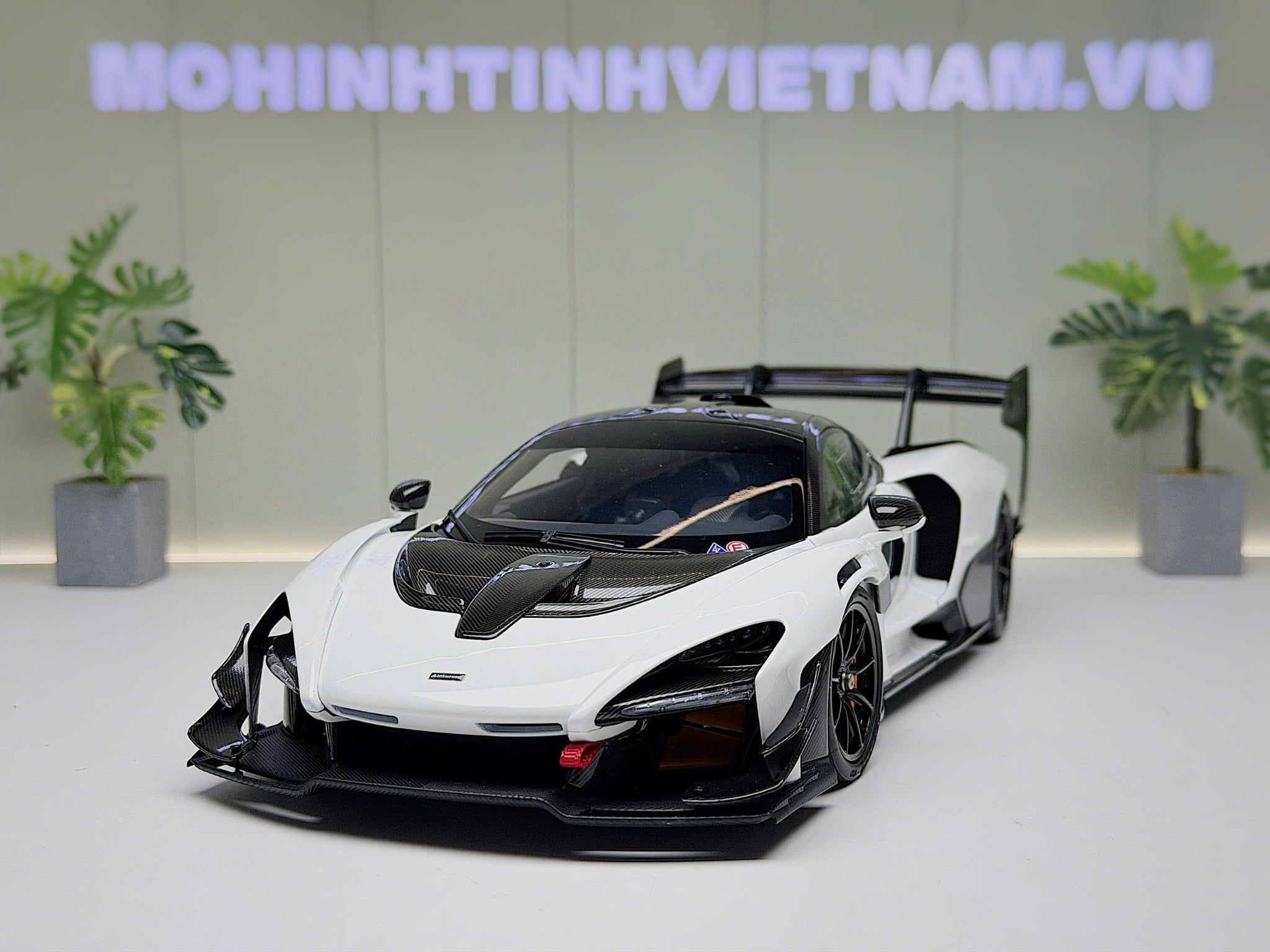 XE MÔ HÌNH MC LAREN SENNA GTR PEARL WHITE,TỶ LỆ 1/18 LCD
