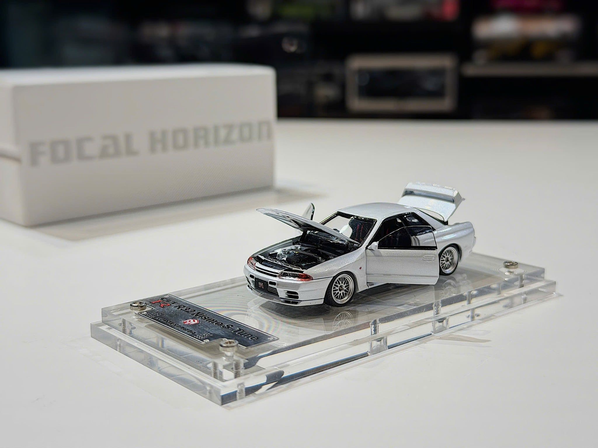 XE MÔ HÌNH NISSAN GT-R R32 WHITE,TỶ LỆ 1/64 FOCAL HORIZON