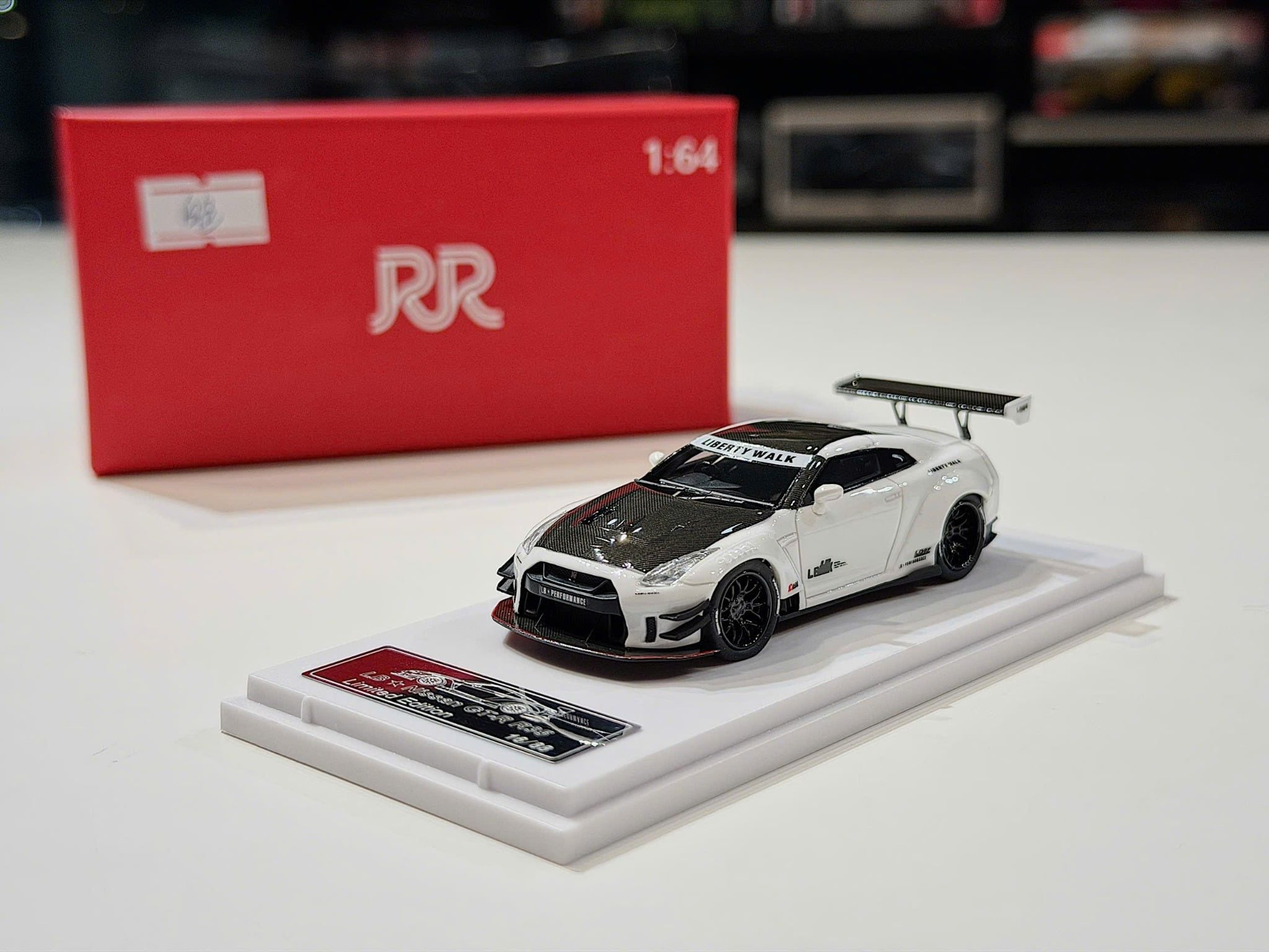 XE MÔ HÌNH NISSAN GT-R R35 LIBERTY WALK WHITE,TỶ LỆ 1/64 RR MODEL