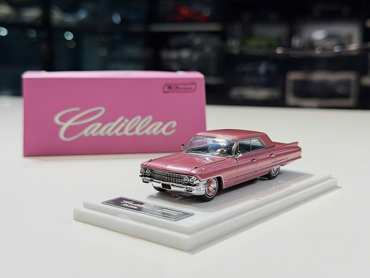 XE MÔ HÌNH CADILLAC DE VILLE ICE PLUM PINK,TỶ LỆ 1/64 MK
