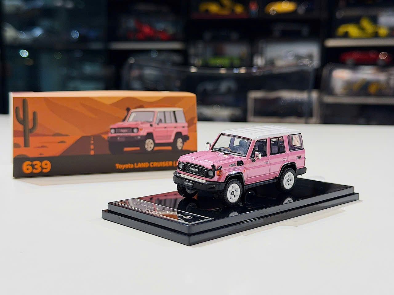 XE MÔ HÌNH TOYOTA LAND CRUISER LC70 PINK,TỶ LỆ 1/64 GCD