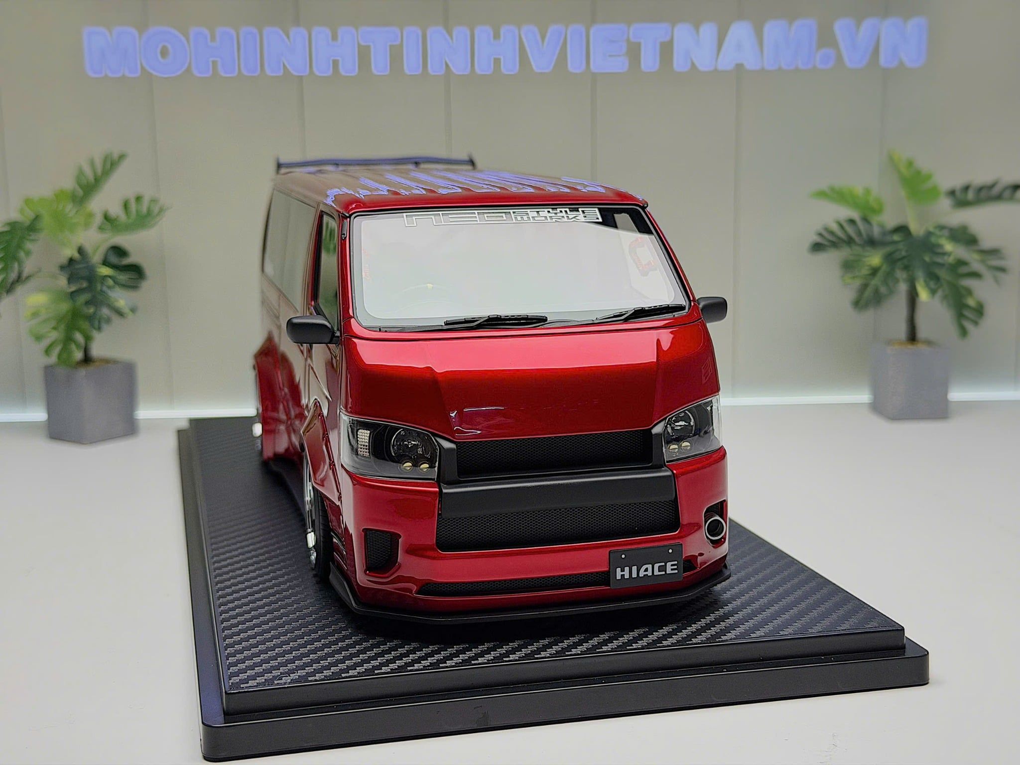 XE MÔ HÌNH TOYOTA HIACE T.S.D WORKS RED METALLIC,TỶ LỆ 1/18 IGNITION
