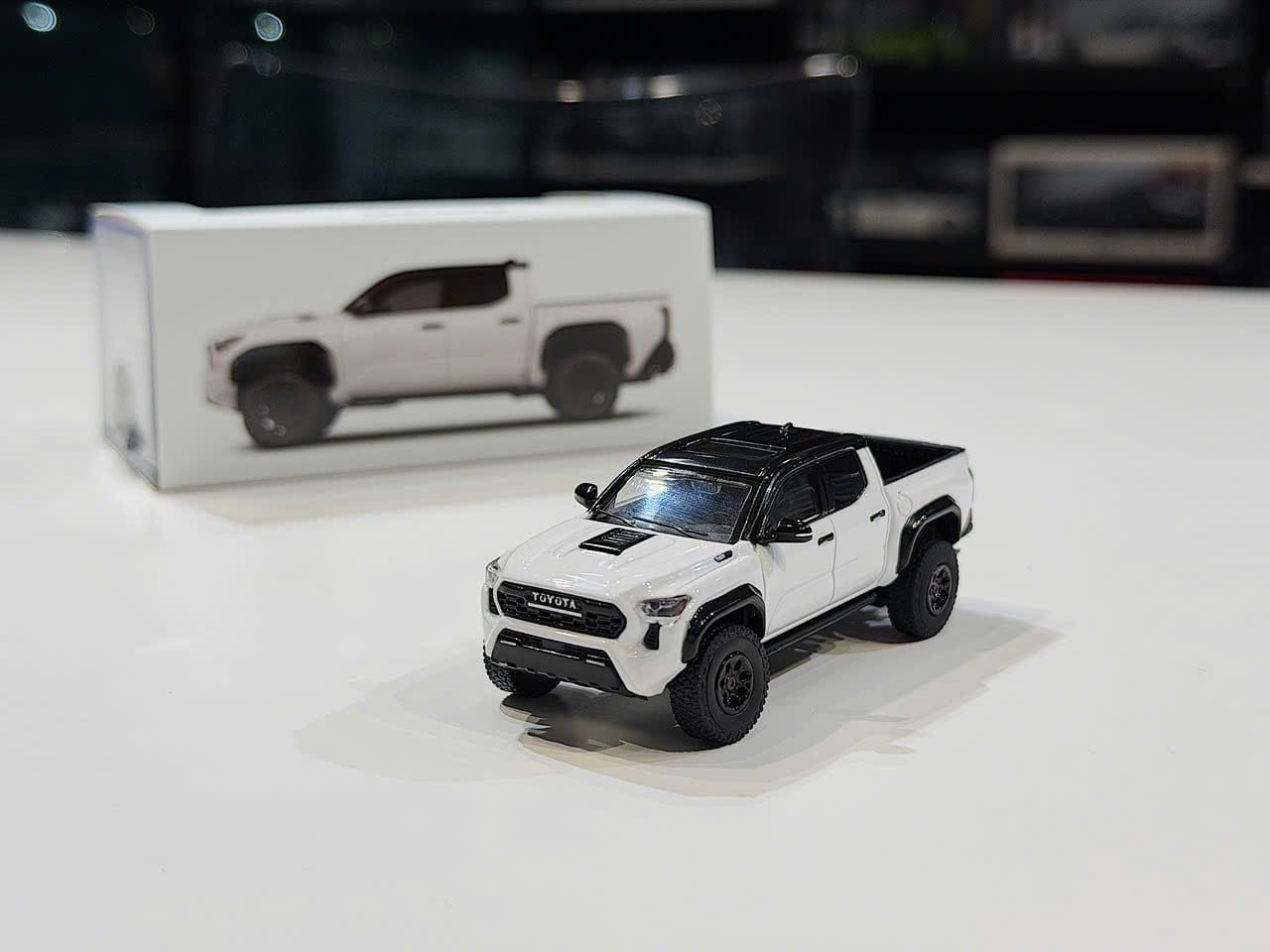 XE MÔ HÌNH TOYOTA TACOMA TRD PRO WHITE,TỶ LỆ 1/64 DIECAST TALK & GCD