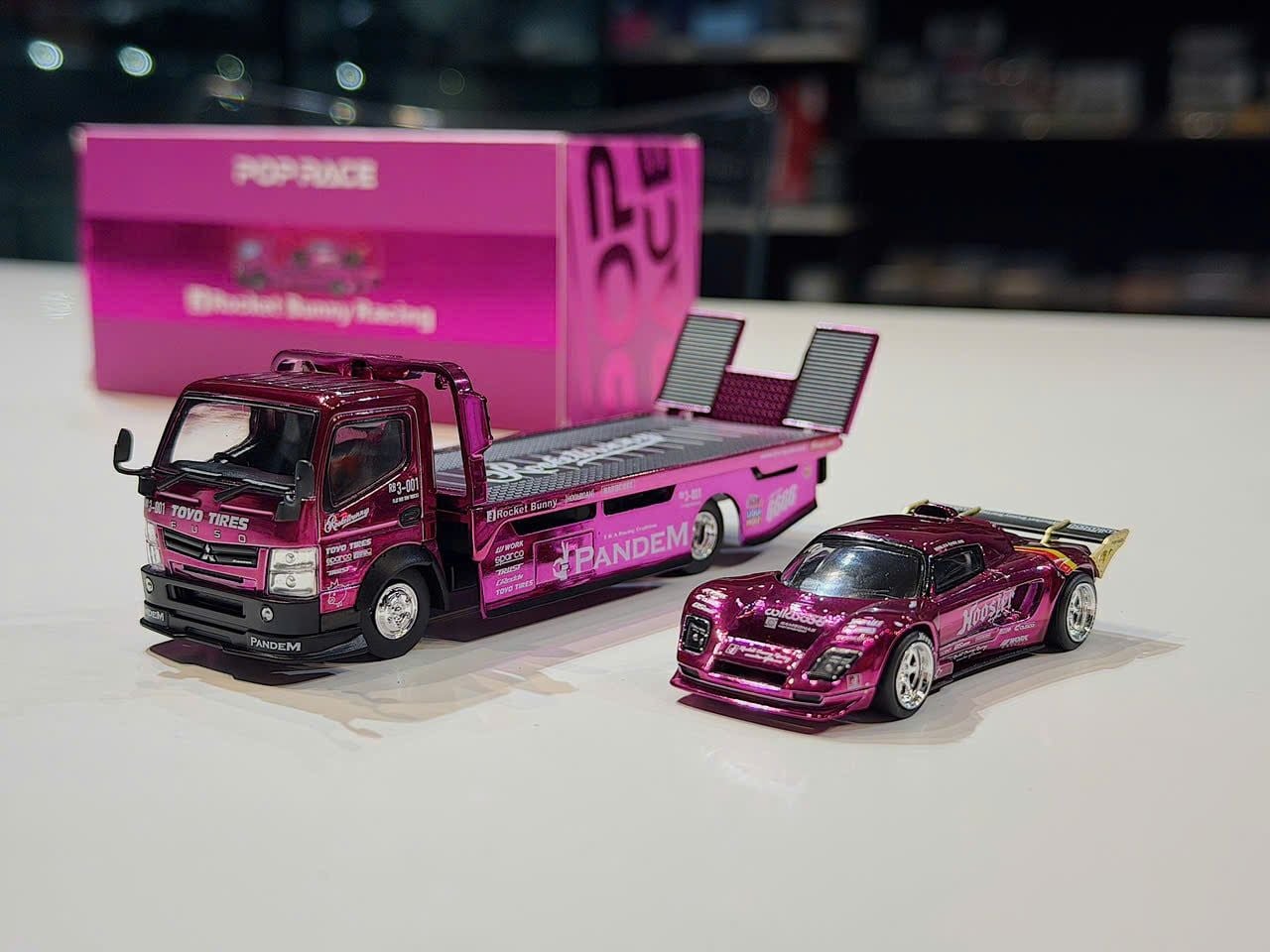 XE MÔ HÌNH HEC 2026 - SET 2PSC PANDEM LOTUS ELISE X PANDEM FUSO-300 PINK CHROME,TỶ LỆ 1/64 POP RACE