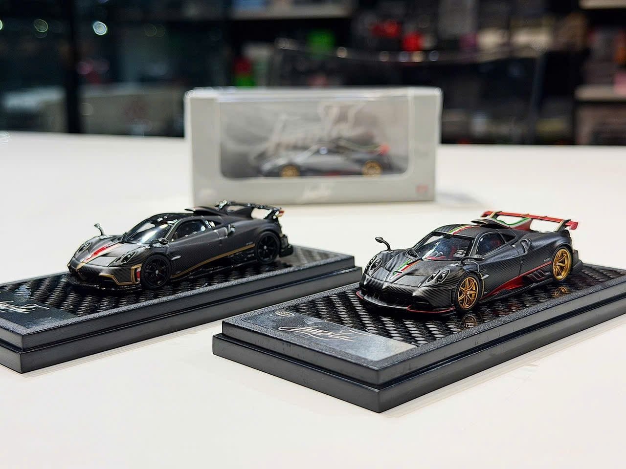 XE MÔ HÌNH PAGANI IMOLA CARBON FIBER BLACK,TỶ LỆ 1/64 LCD