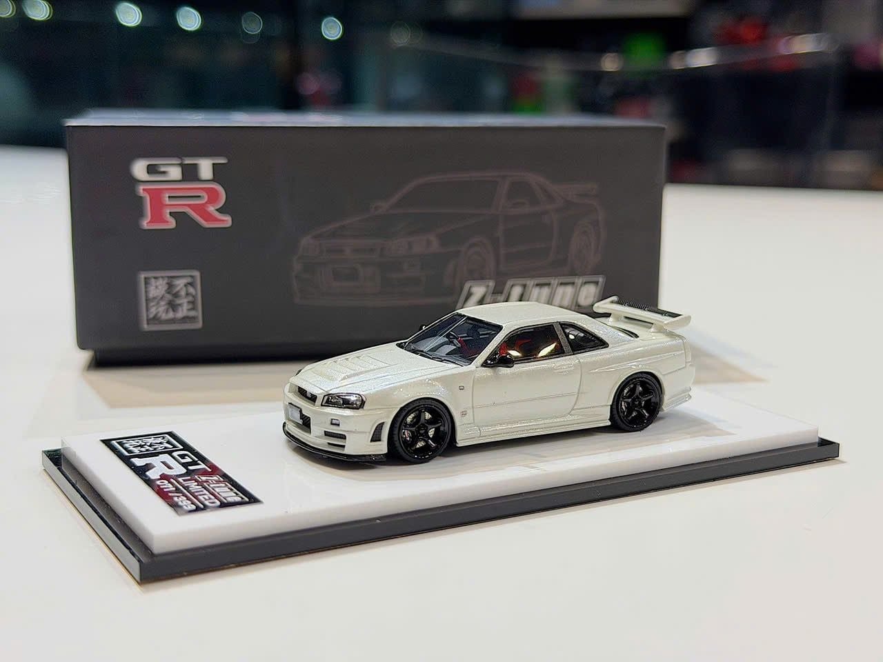 XE MÔ HÌNH NISSAN GT-R R34 SKYLINE NISMO Z-TUNE WHITE,TỶ LỆ 1/64 SACRILEGIOUS AUTO MODEL