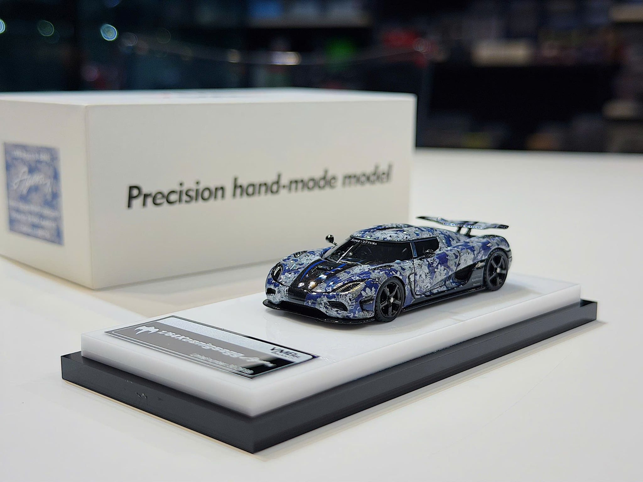XE MÔ HÌNH KOENIGSEGG AGERA N BLUE AND WHITE PORCELAIN LIVERY,TỶ LỆ 1/64 VMB
