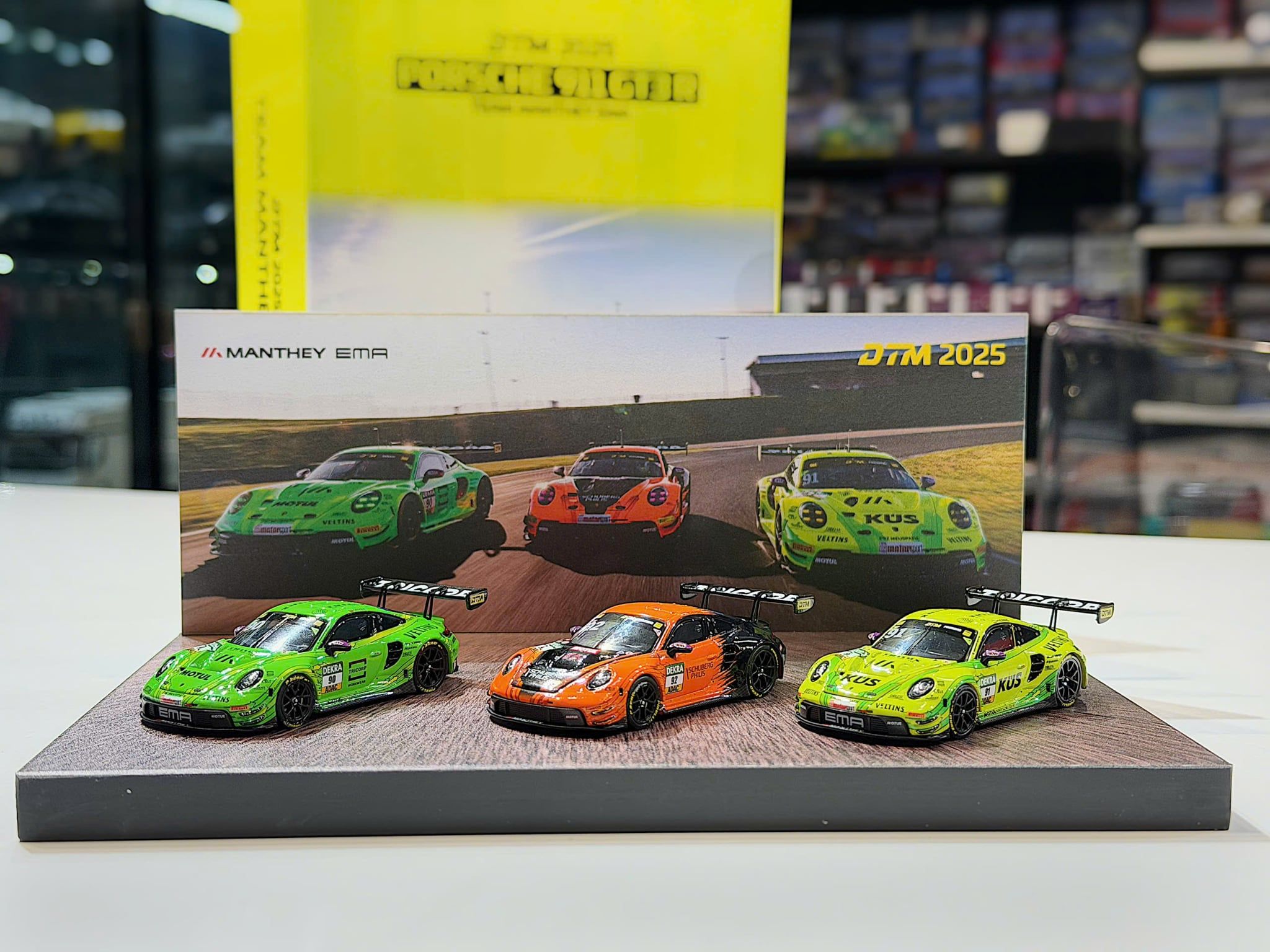 XE MÔ HÌNH HEC 2026 - PORSCHE 911 GT3 R TEAM MANTHEY EMA,TỶ LỆ 1/64 TRENDS HOBBY