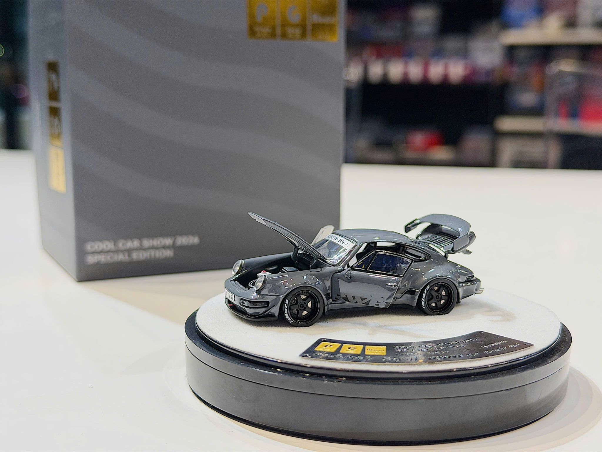 XE MÔ HÌNH PORSCHE 964 RWB CEMENT GRAY,TỶ LỆ 1/64 PGM
