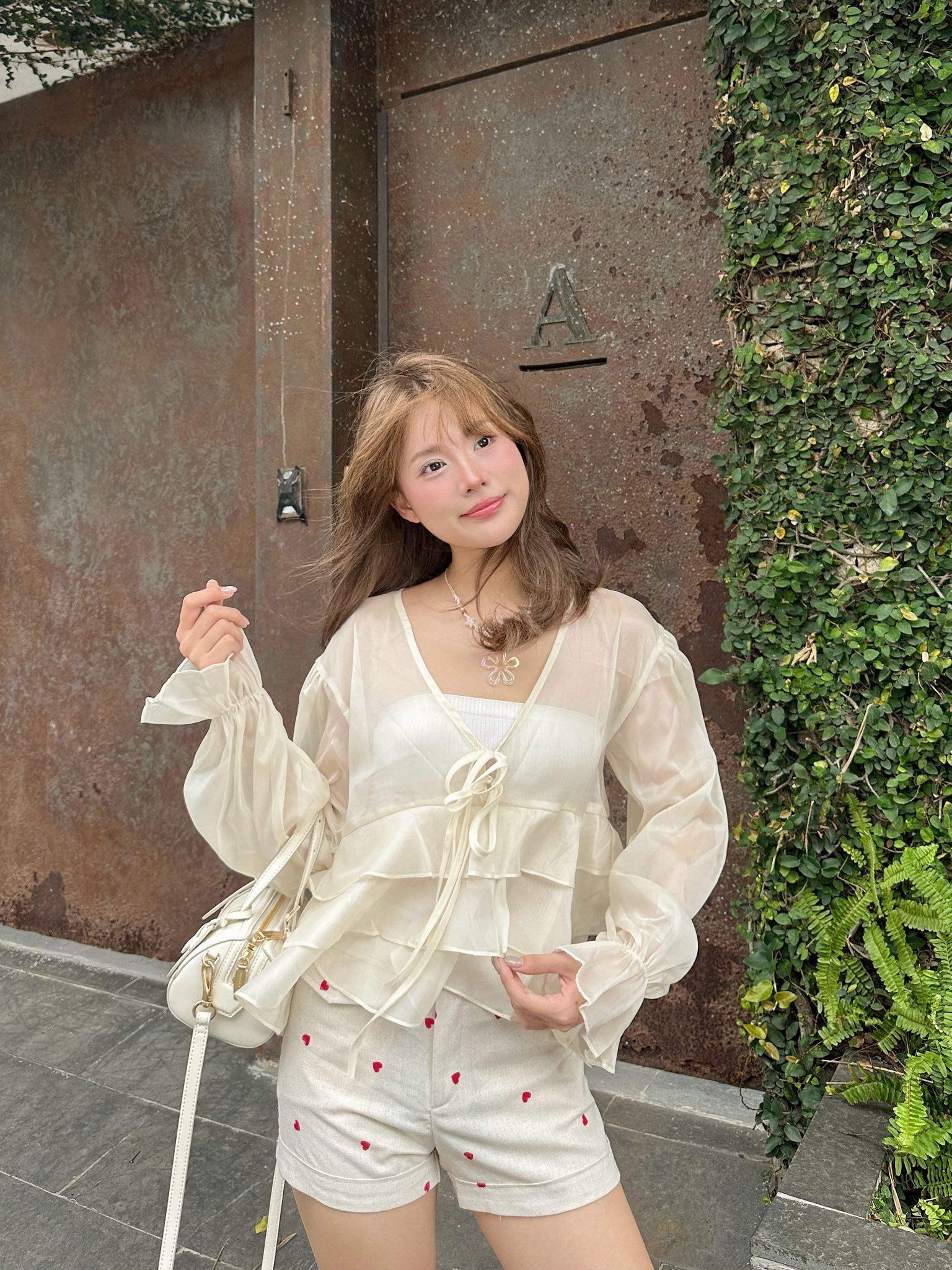  CLÉLIE Áo babydoll tằm ánh kim cổ V tay bồng phối nơ viền bèo CALLISTA TOP 