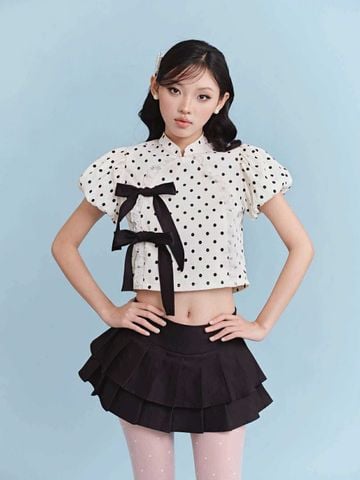  CLÉLIE Áo kiểu chấm bi phối ren tay bí và chân váy xếp ly 2 tầng Begonia Set 