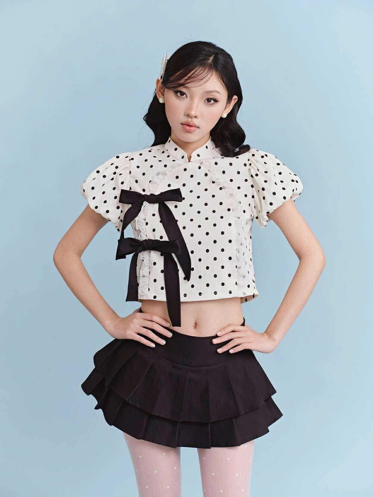 CLÉLIE Áo kiểu chấm bi phối ren tay bí và chân váy xếp ly 2 tầng Begonia Set 