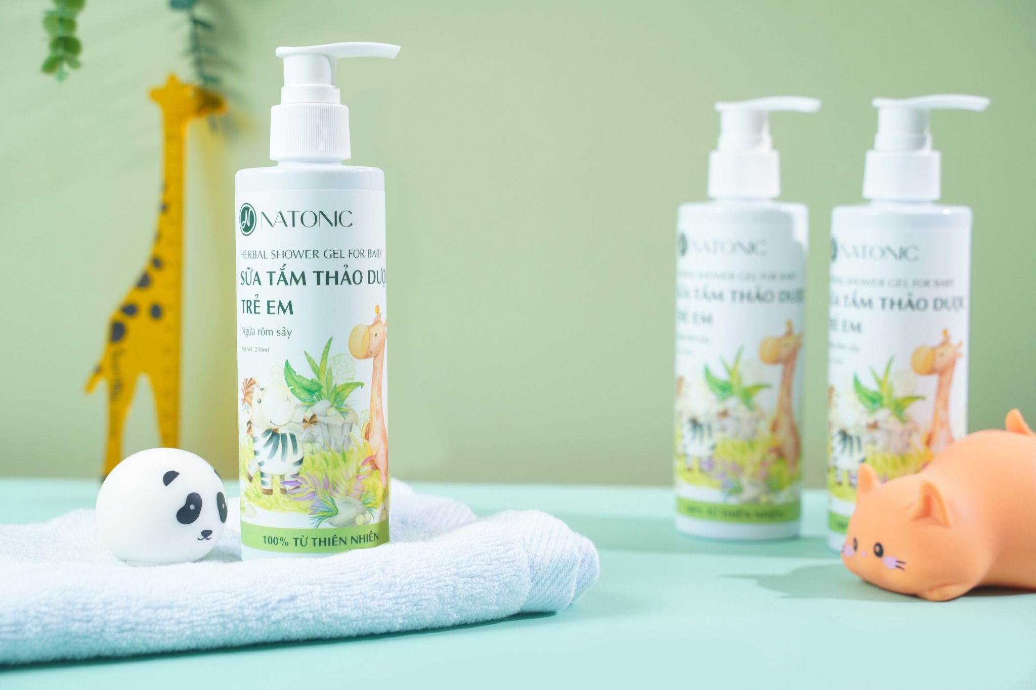  Sữa tắm Thảo Dược trẻ em Natonic - Giảm rôm sảy, mẩn ngứa, mụn lưng - Chai vòi nhấn 250ml 