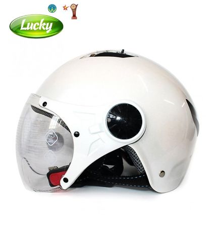 Nón bảo hiểm màu trắng có kính