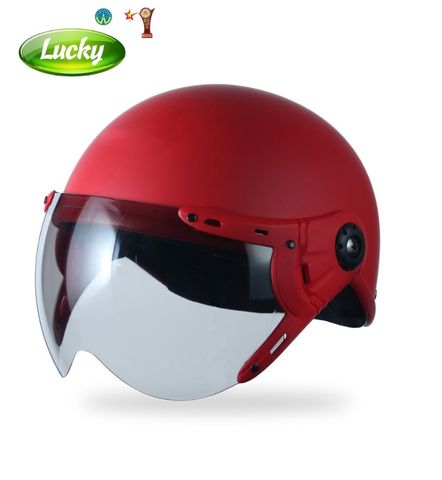 Nón bảo hiểm màu đỏ có kính