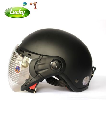 Nón bảo hiểm đen có kính