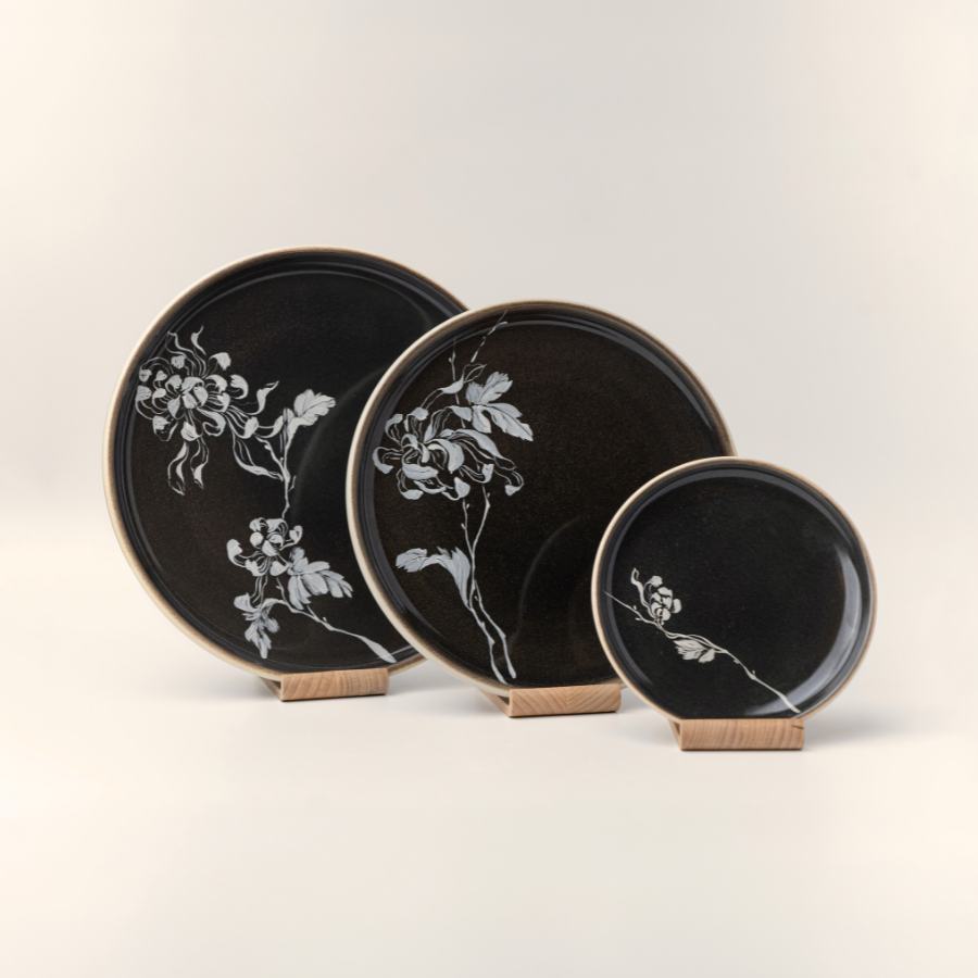 Dĩa tròn western vẽ tay hoạ tiết Cúc - Premium Glossy black