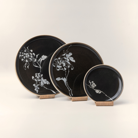  Dĩa tròn western vẽ tay hoạ tiết Cúc - Premium Glossy black 