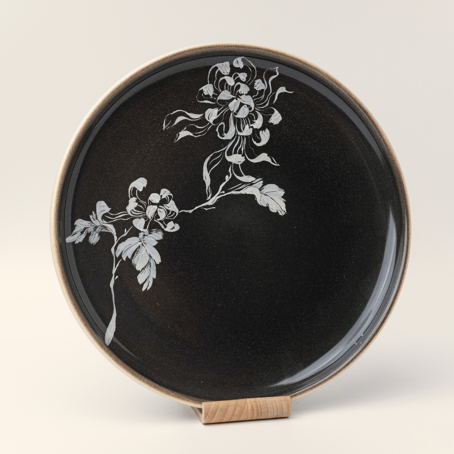 Dĩa tròn western vẽ tay hoạ tiết Cúc - Premium Glossy black