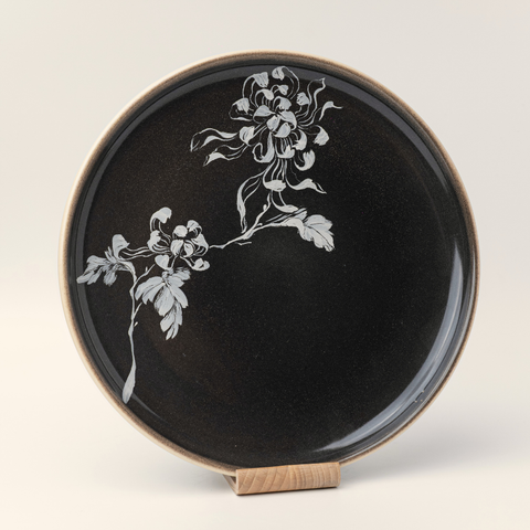  Dĩa tròn western vẽ tay hoạ tiết Cúc - Premium Glossy black 