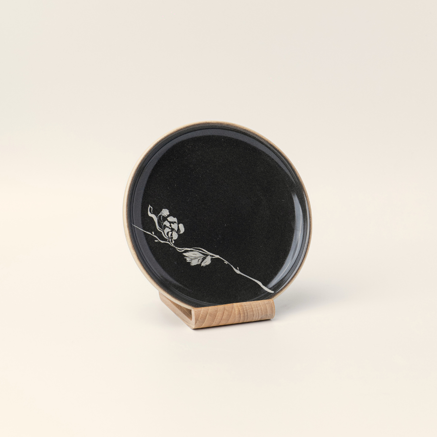 Dĩa tròn western vẽ tay hoạ tiết Cúc - Premium Glossy black