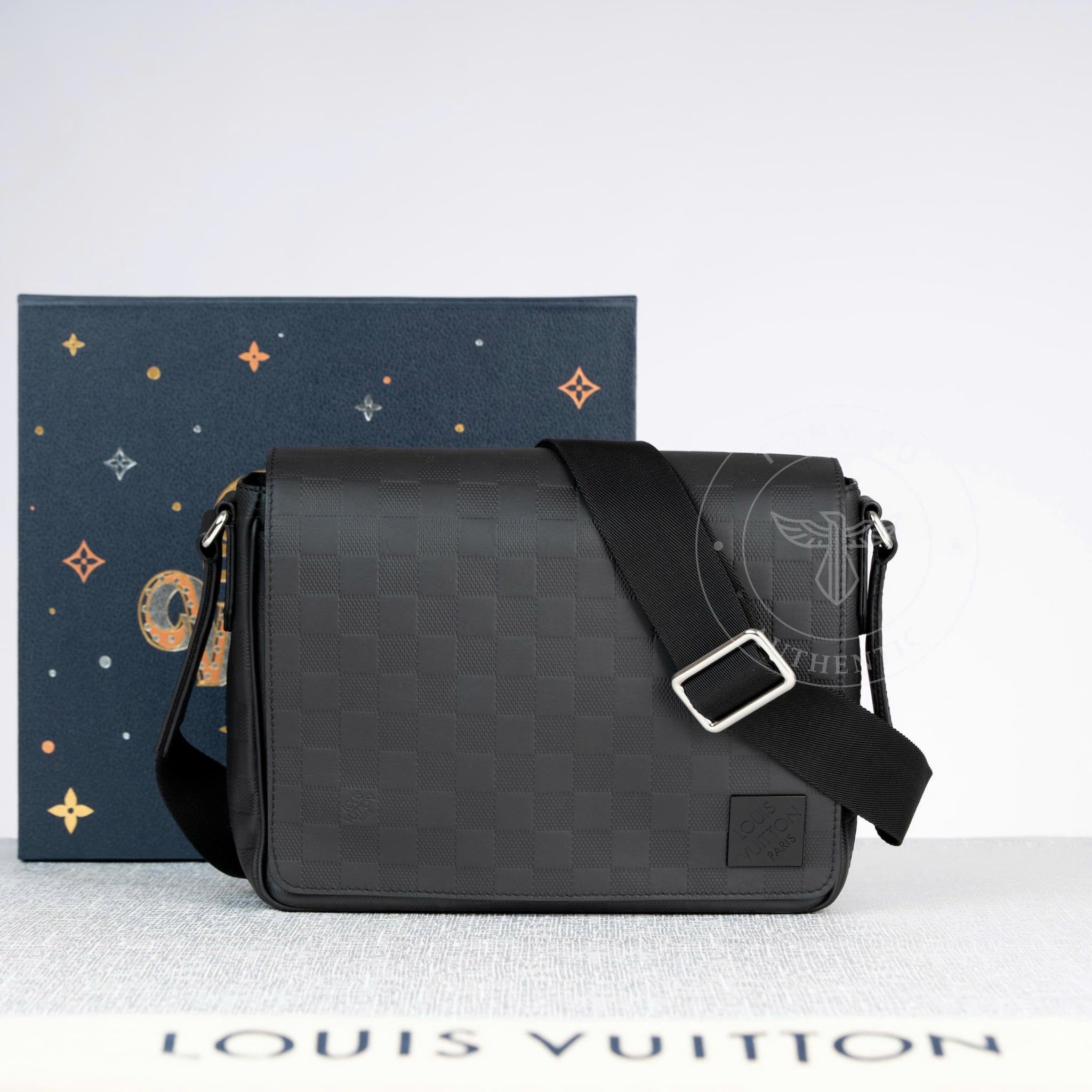 Túi đeo Louis Vuitton District Messenger PM Infini size 25 (NEW SS, Code Chip)