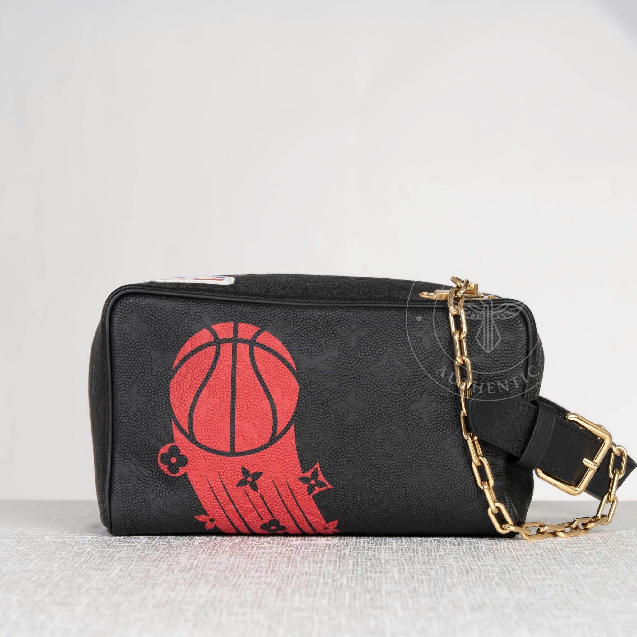 Clutch Louis Vuitton x NBA Cloakroom Dopp Kit Monogram Shadow (Limited) size 23