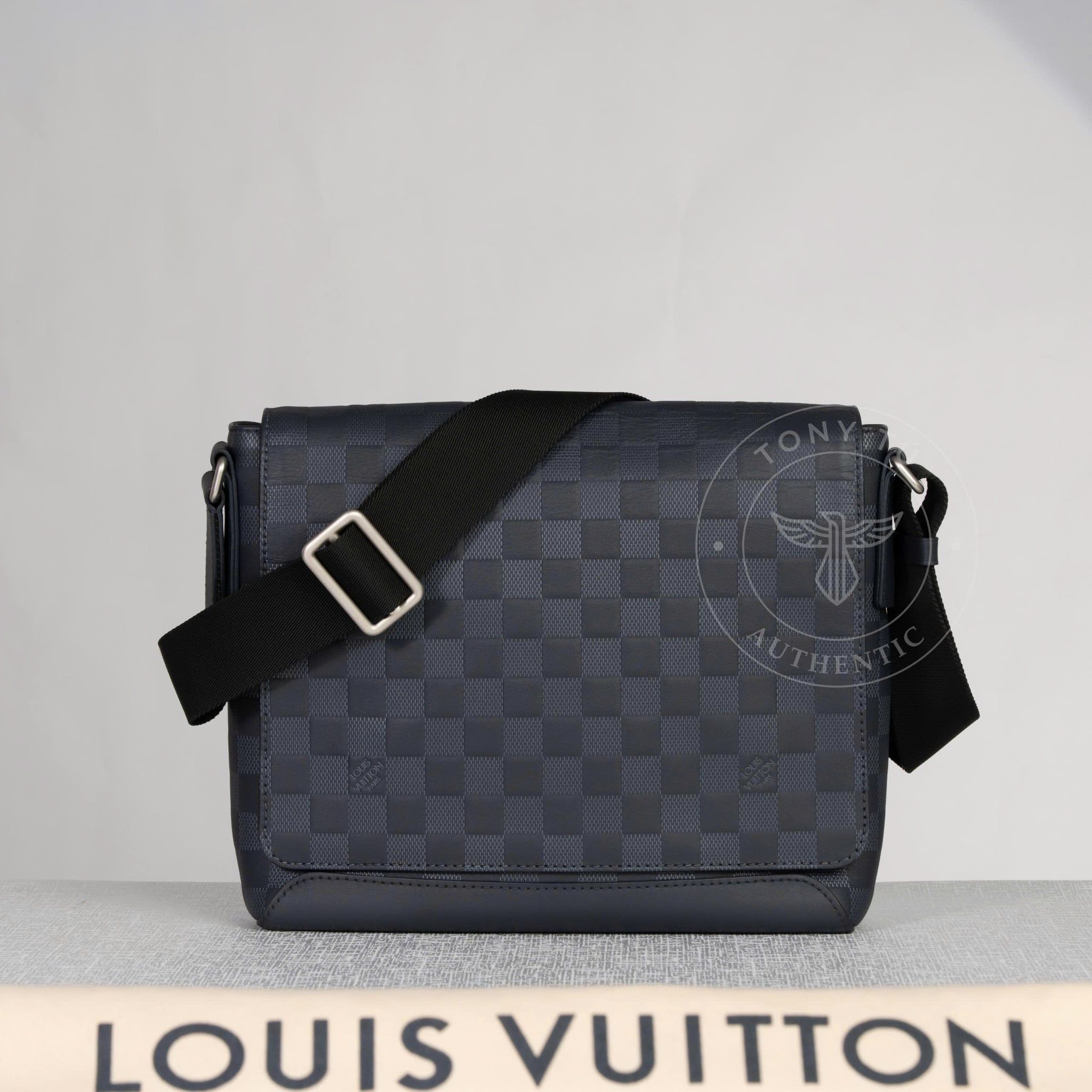 Túi đeo Louis Vuitton District Messenger Infini size 28