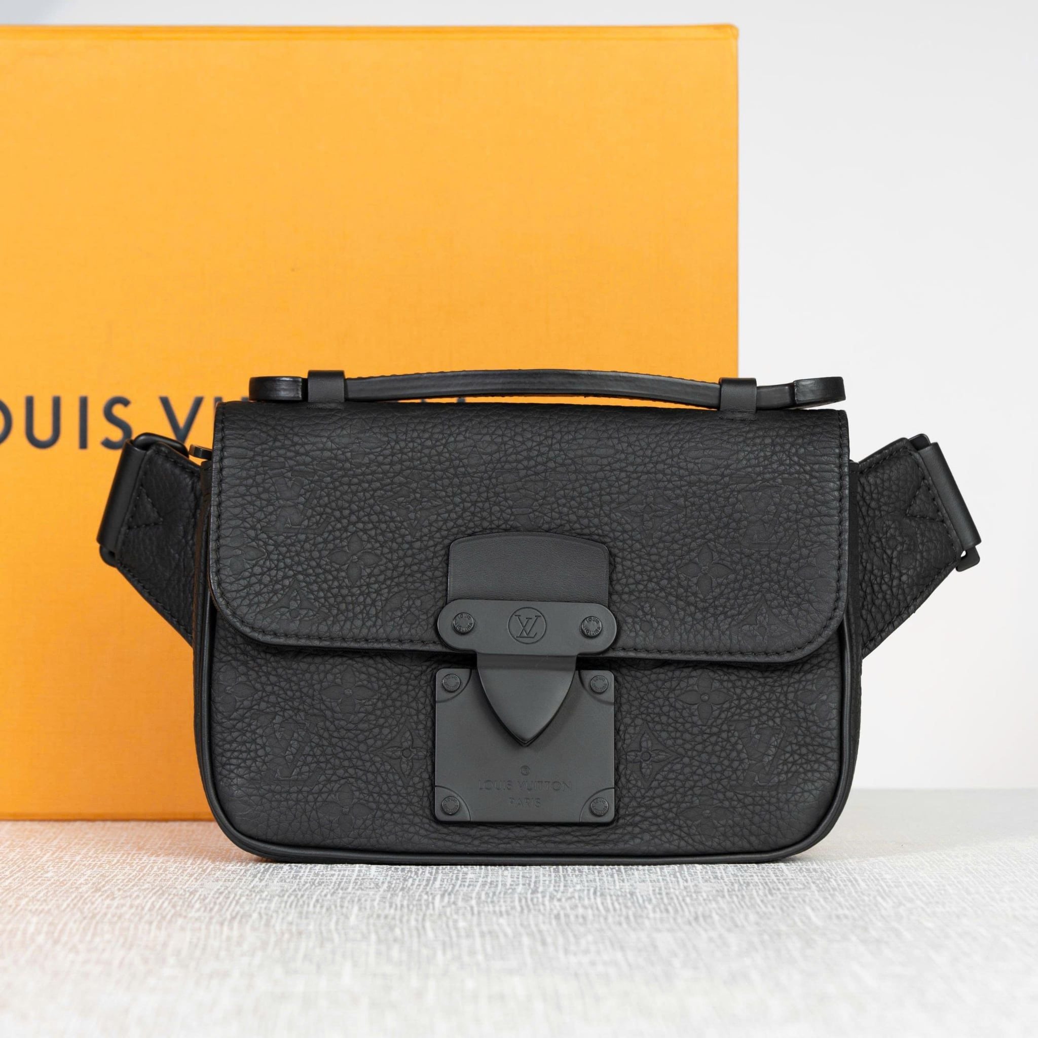 Clutch Louis Vuitton S-Lock A4 Monogram Ebene size 27