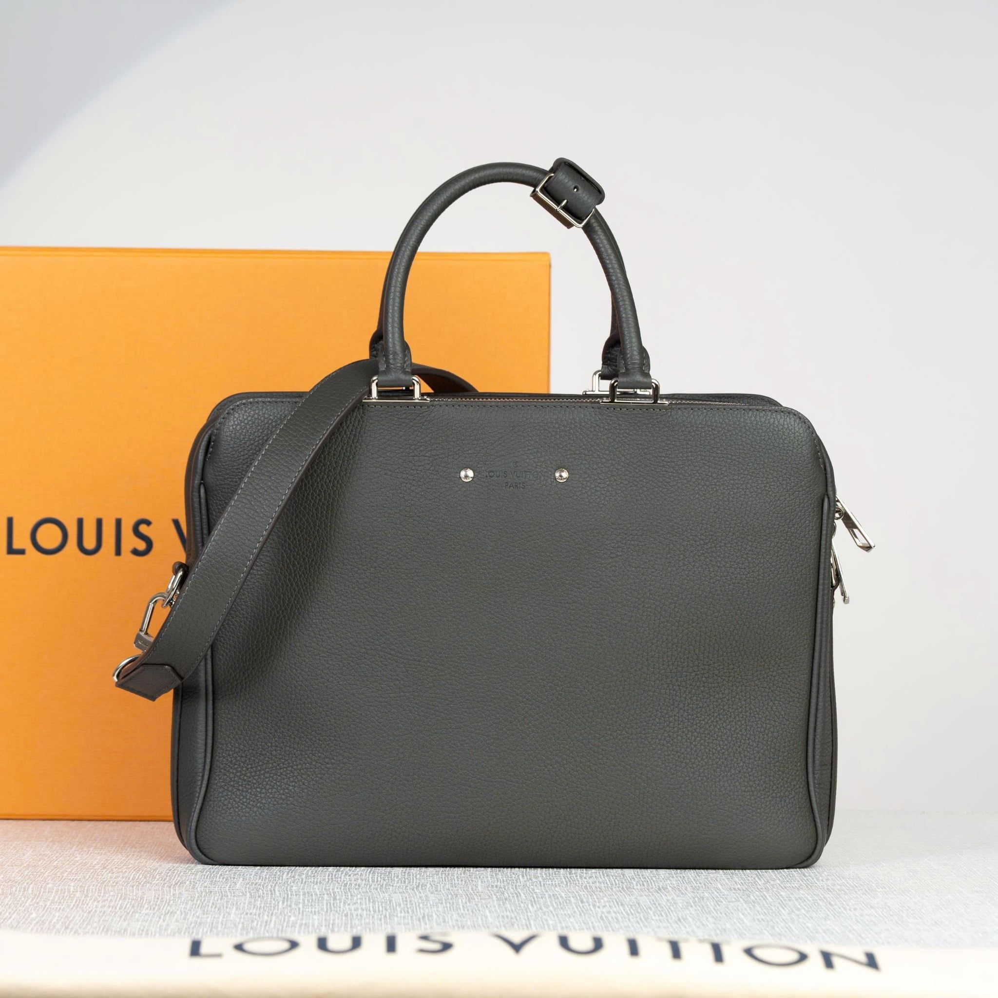 Cặp tài liệu Louis Vuitton Armand Gray Taurillon size 38
