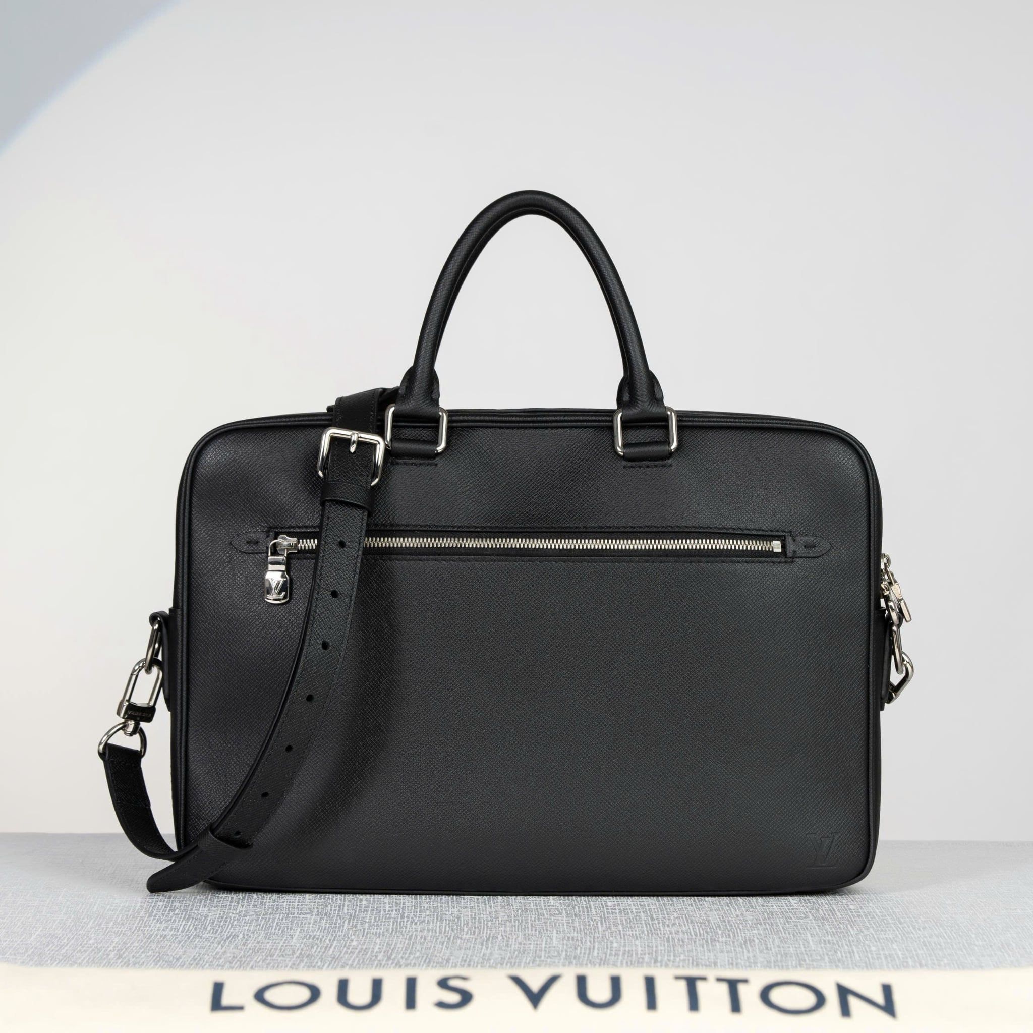 Cặp tài liệu Louis Vuitton Porte Documents Noir Taiga size 39 (NEW SS)