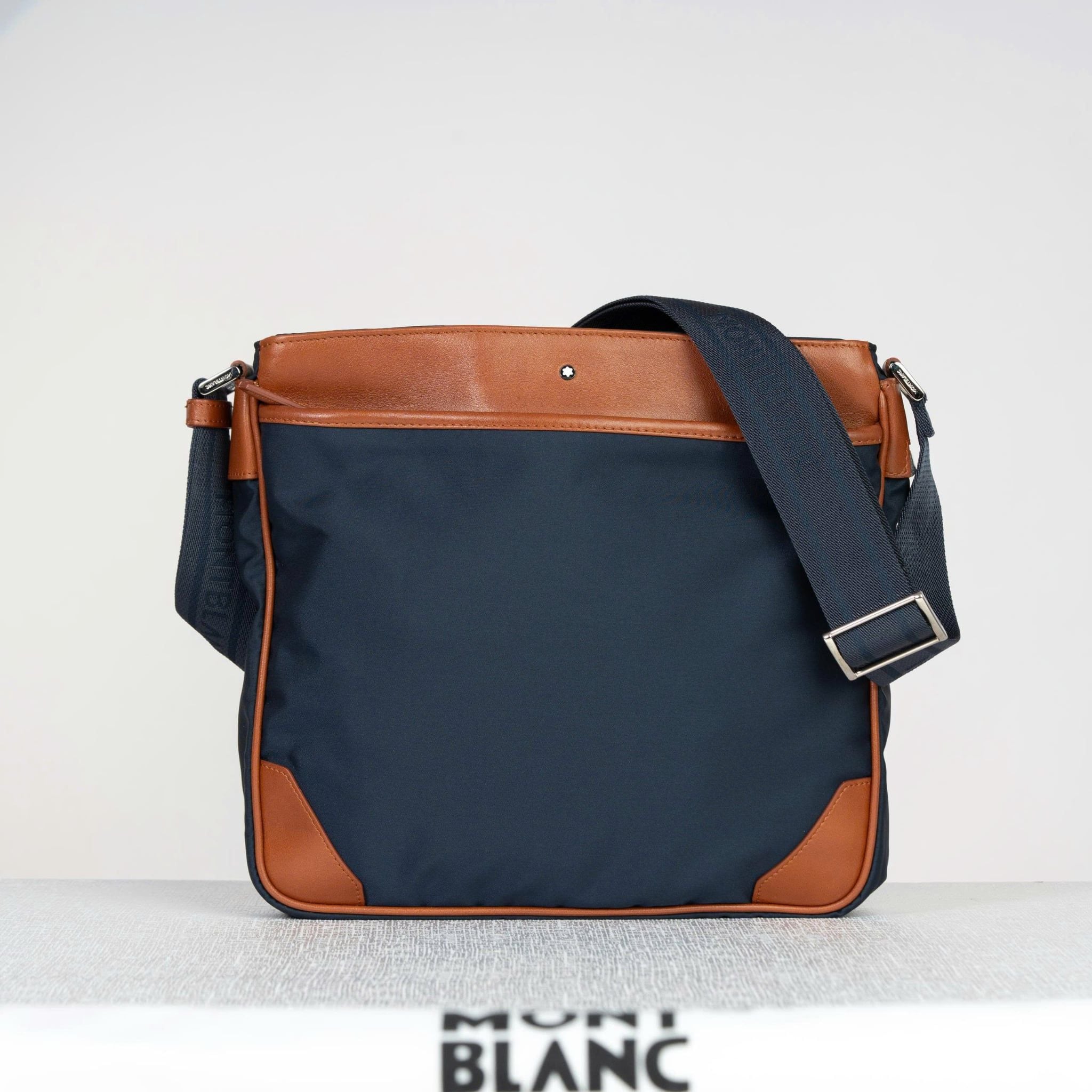 Túi đeo Montblanc Sartorial Jet Reporter size 27
