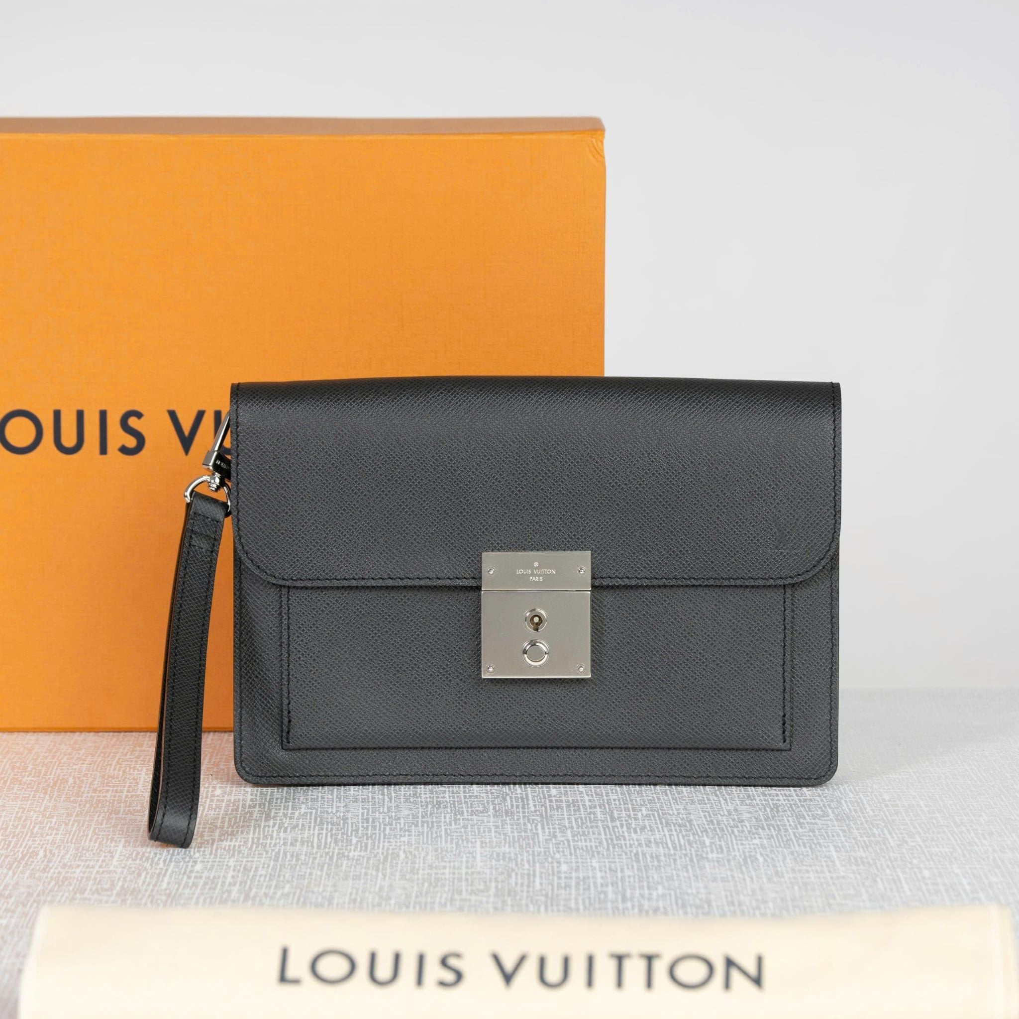 Clutch Louis Vuitton Belaia Noir Taiga size 25