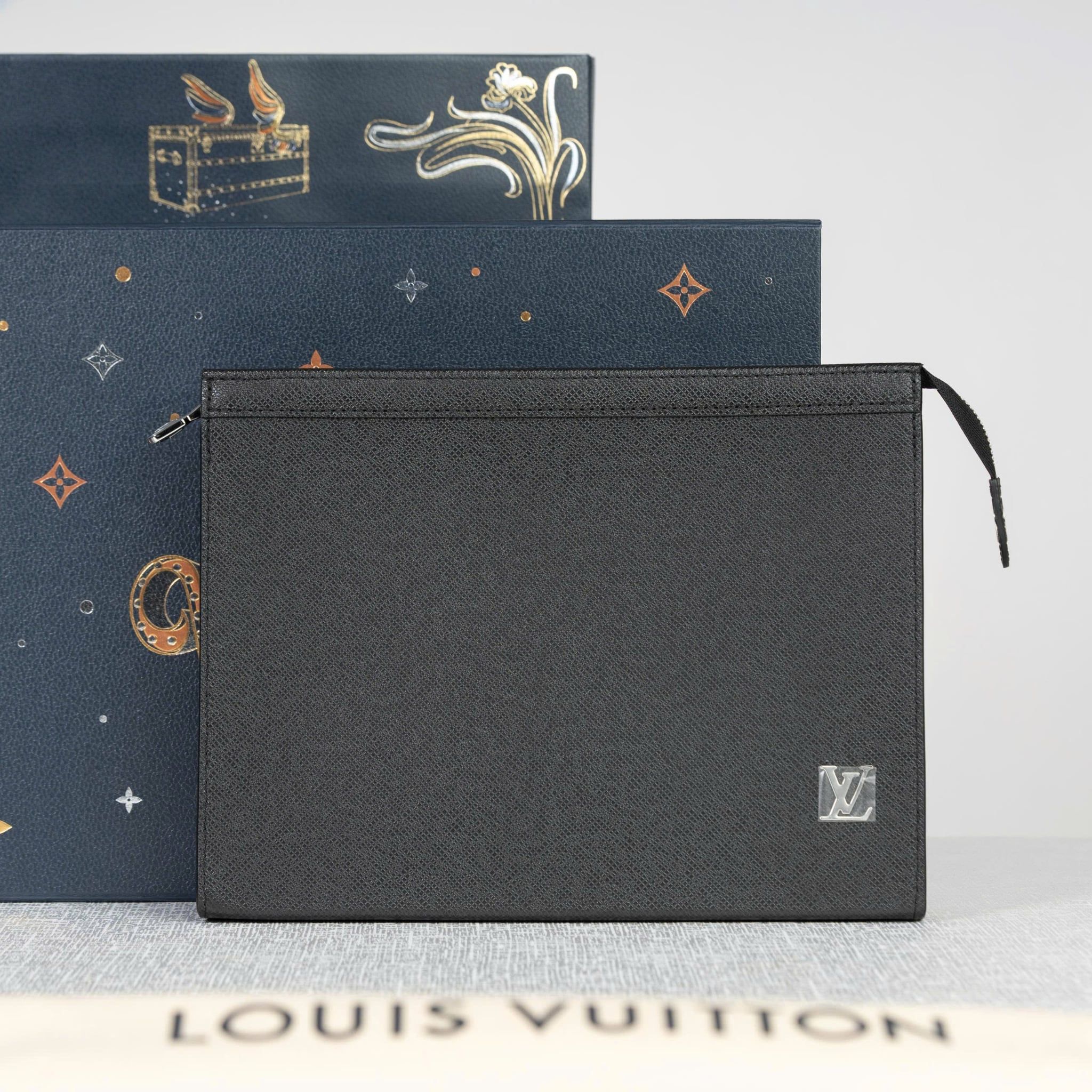 Clutch Louis Vuitton Voyage MM Noir Taiga (New SS - Code Chip) size 27
