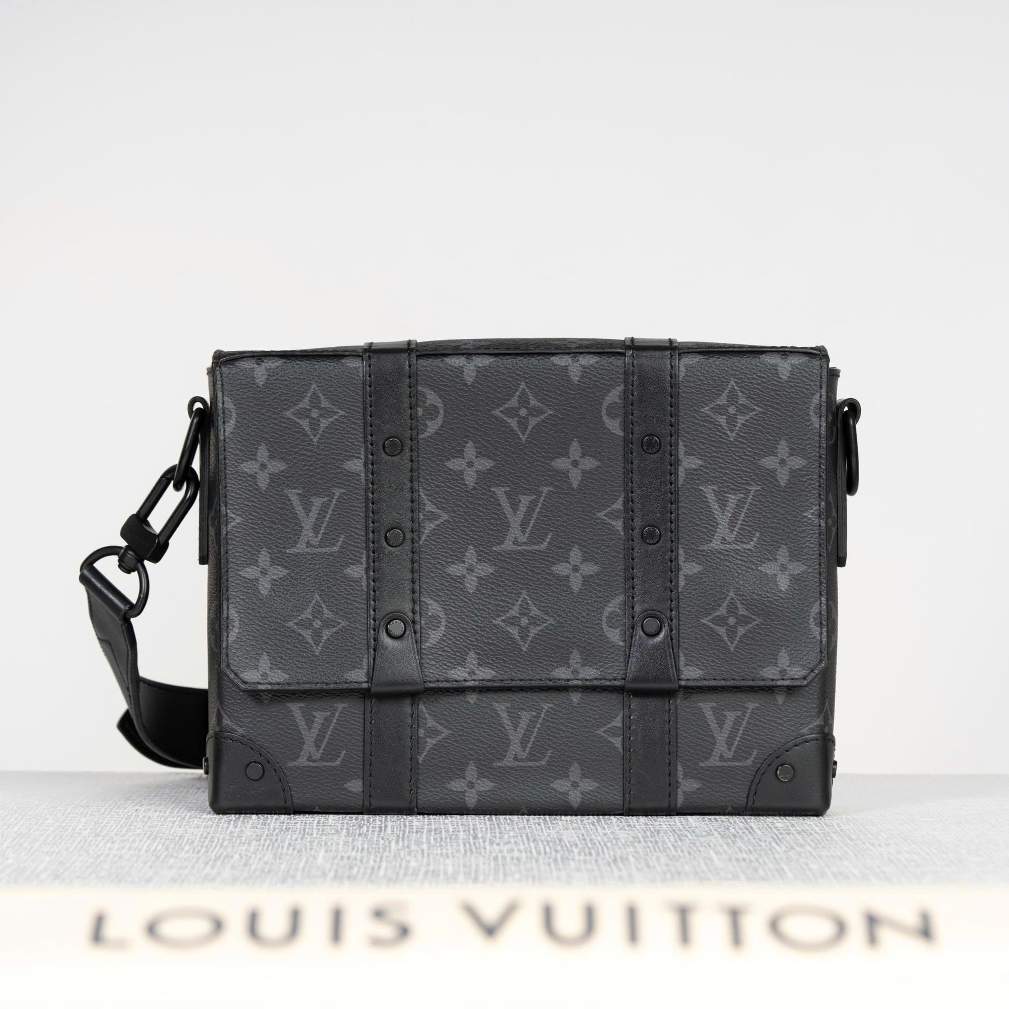 Túi đeo Louis Vuitton Soft Trunk  Monogram Eclipse (Đen) size 24 (NEW SS)