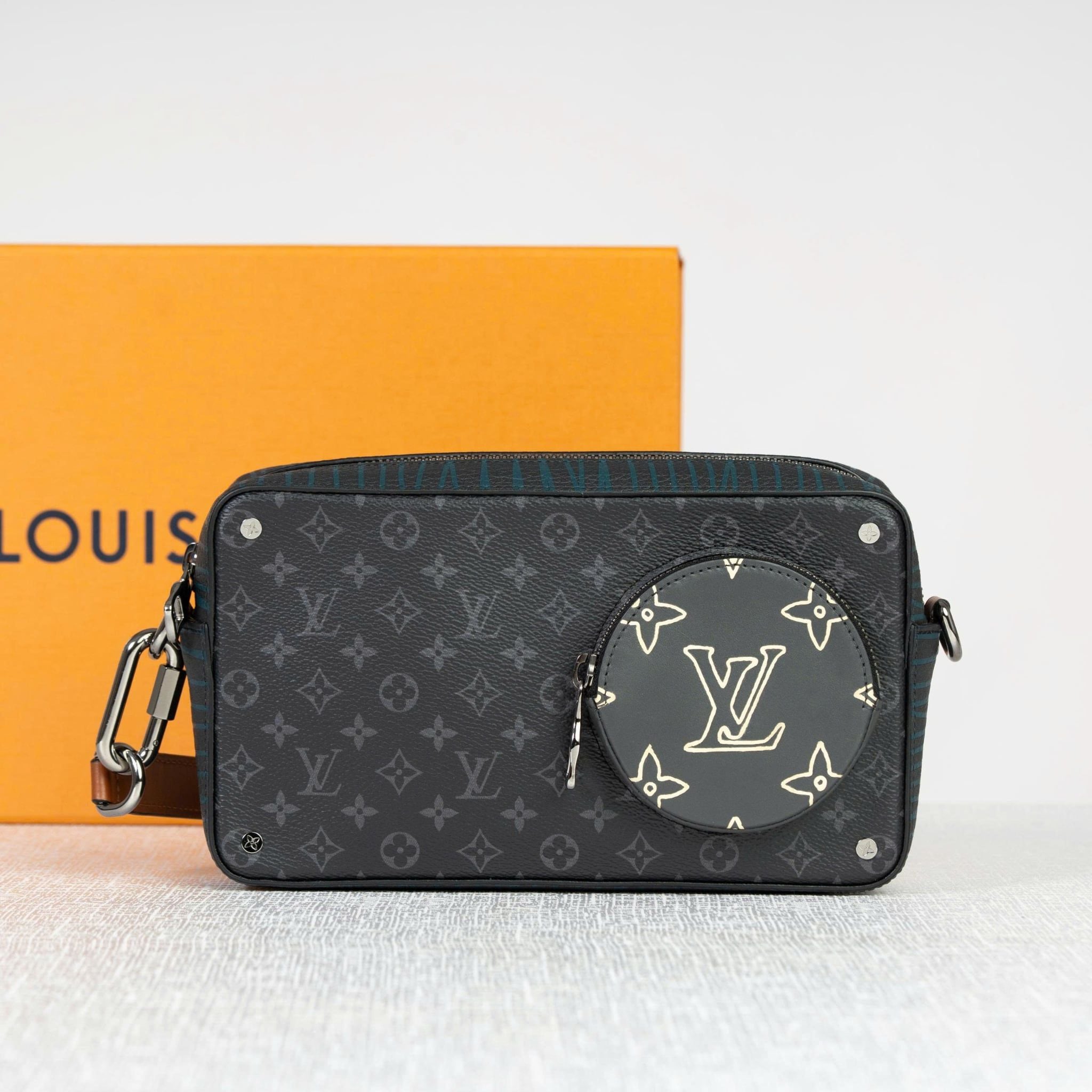 Túi đeo Louis Vuitton Black Volga on Strap size 22