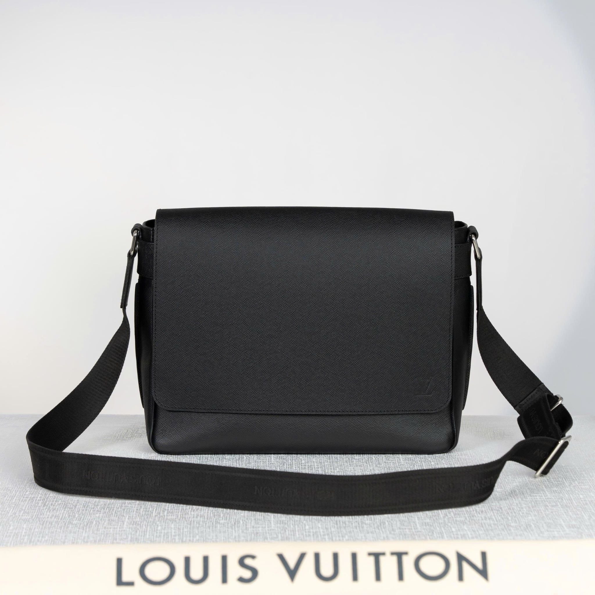 Túi Louis Vuitton Roman MM Messenger Taiga size 31