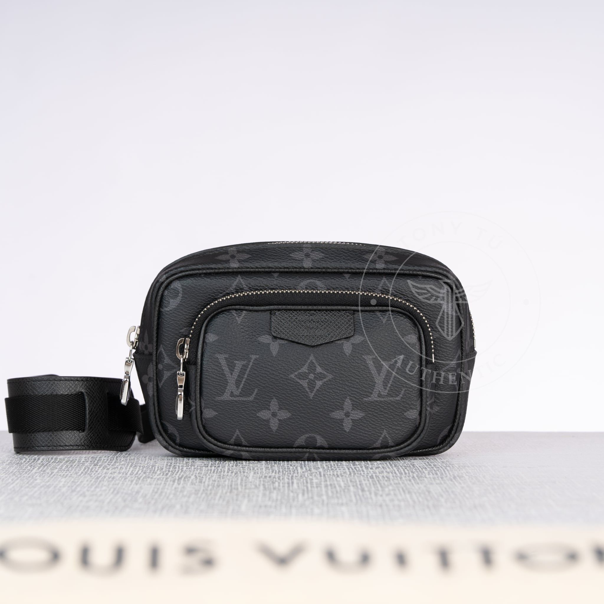 Túi đeo Louis Vuitton Outdoor Pouch Eclipse (Unisex)