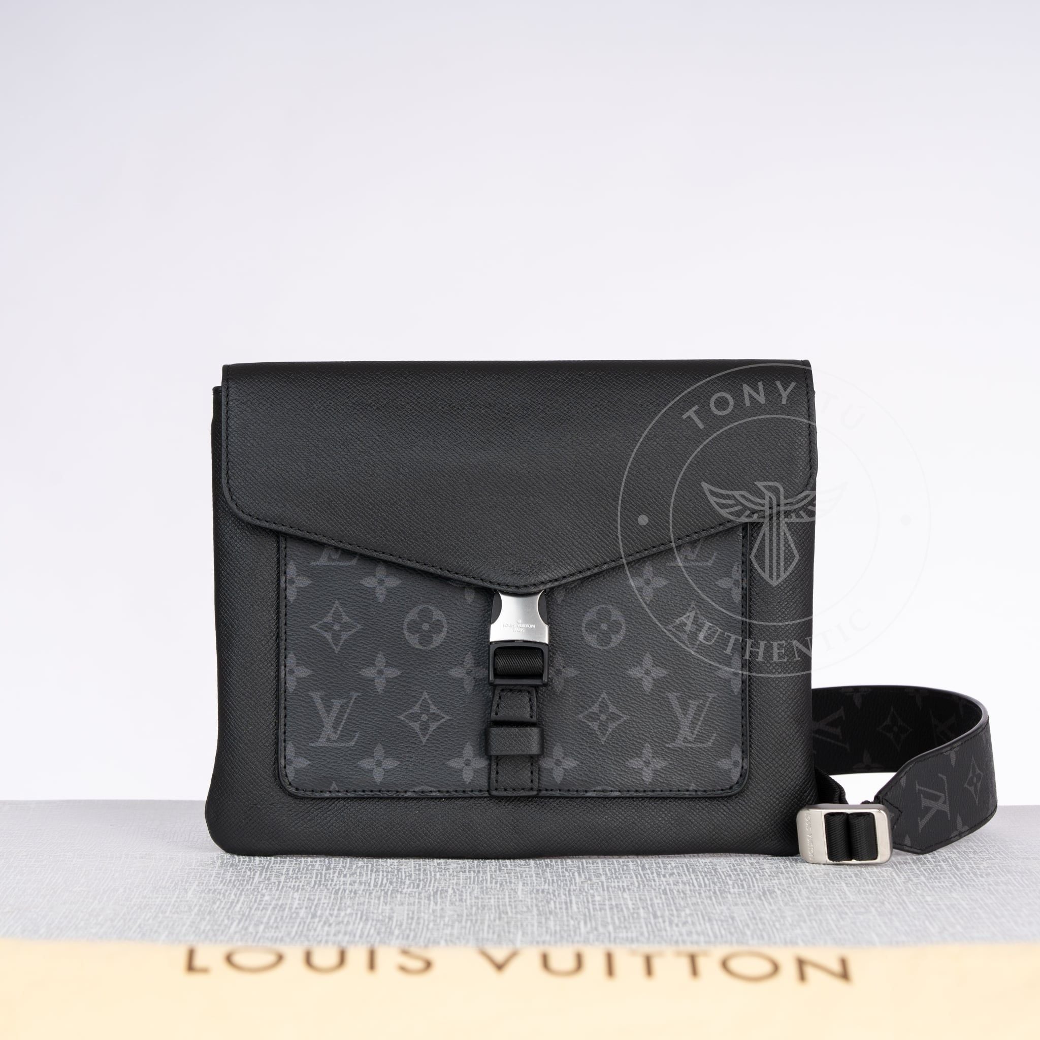 Túi đeo Louis Vuitton Taigarama Eclipse Messenger (Đen)