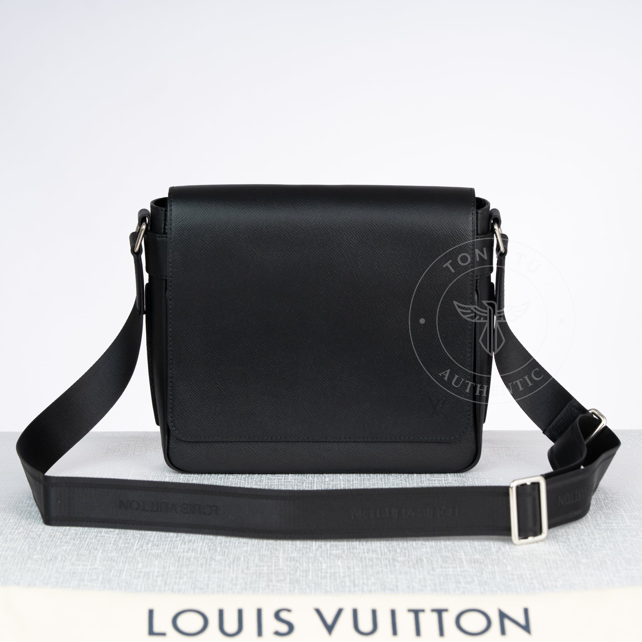 Túi đeo Louis Vuitton Roman PM Messenger Black Taiga size 26