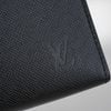 Clutch Louis Vuitton Pochette Voyage MM Noir Taiga (Đen)