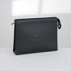 Clutch Louis Vuitton Pochette Voyage MM Noir Taiga (Đen)