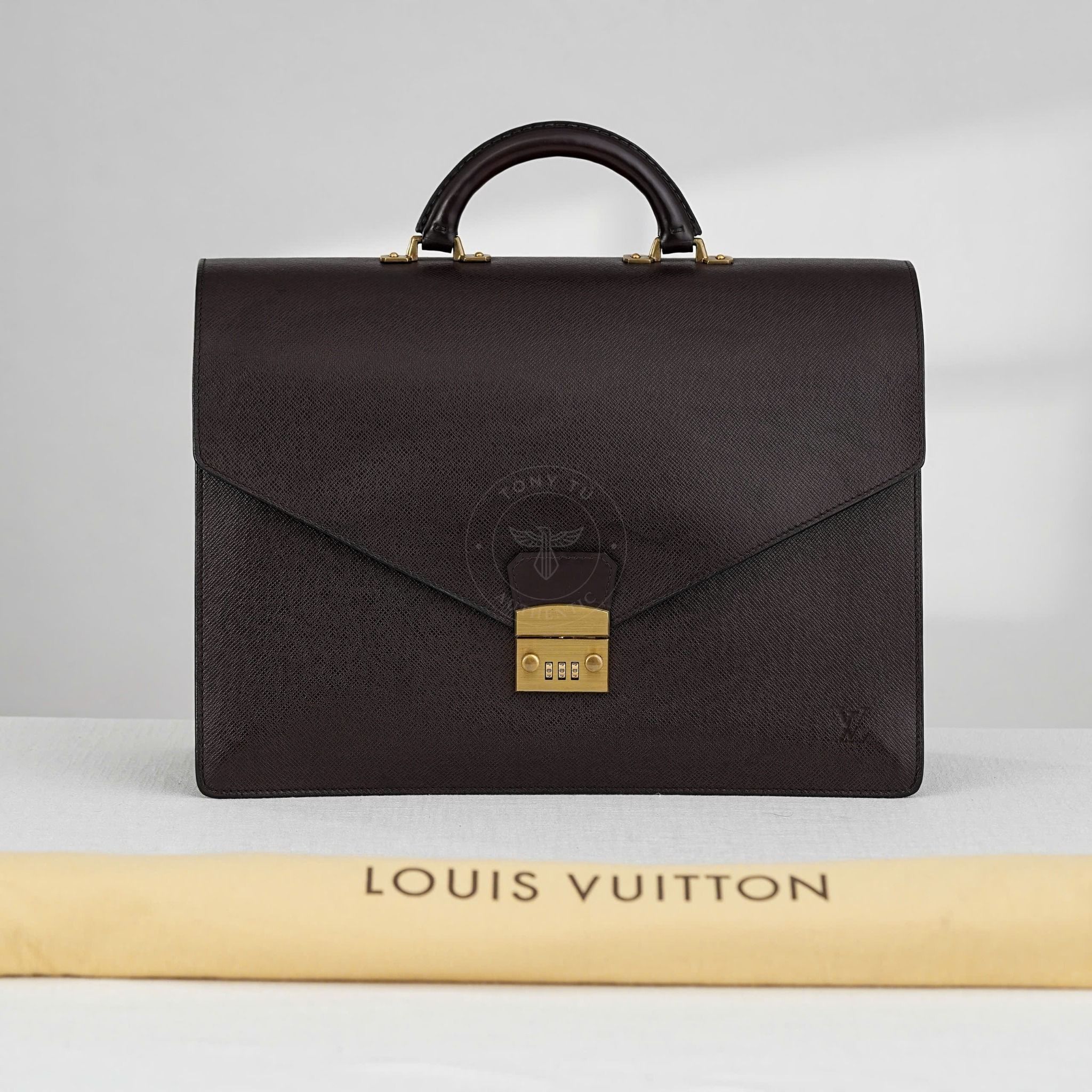 Cặp Louis Vuitton President Taiga Briefcase size 40 (Đỏ mận)