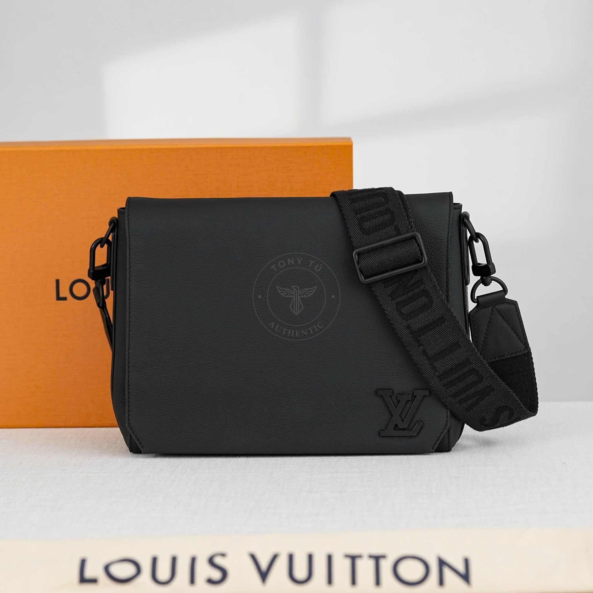 Túi đeo chéo Louis Vuitton Takeoff Aerogram Messenger size 28
