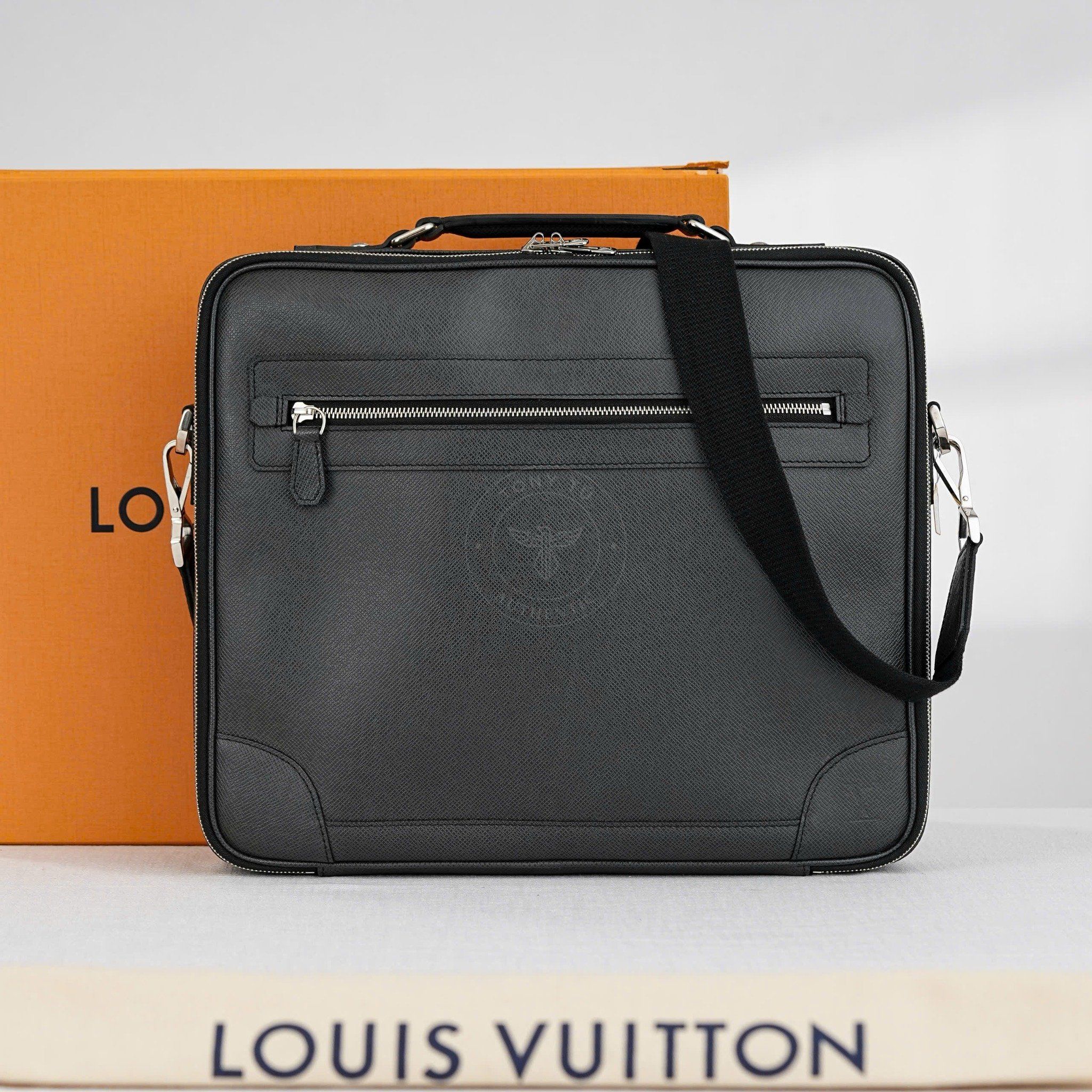 Cặp tài liệu Louis Vuitton Odessa Noir Taiga (Đen) Size 38