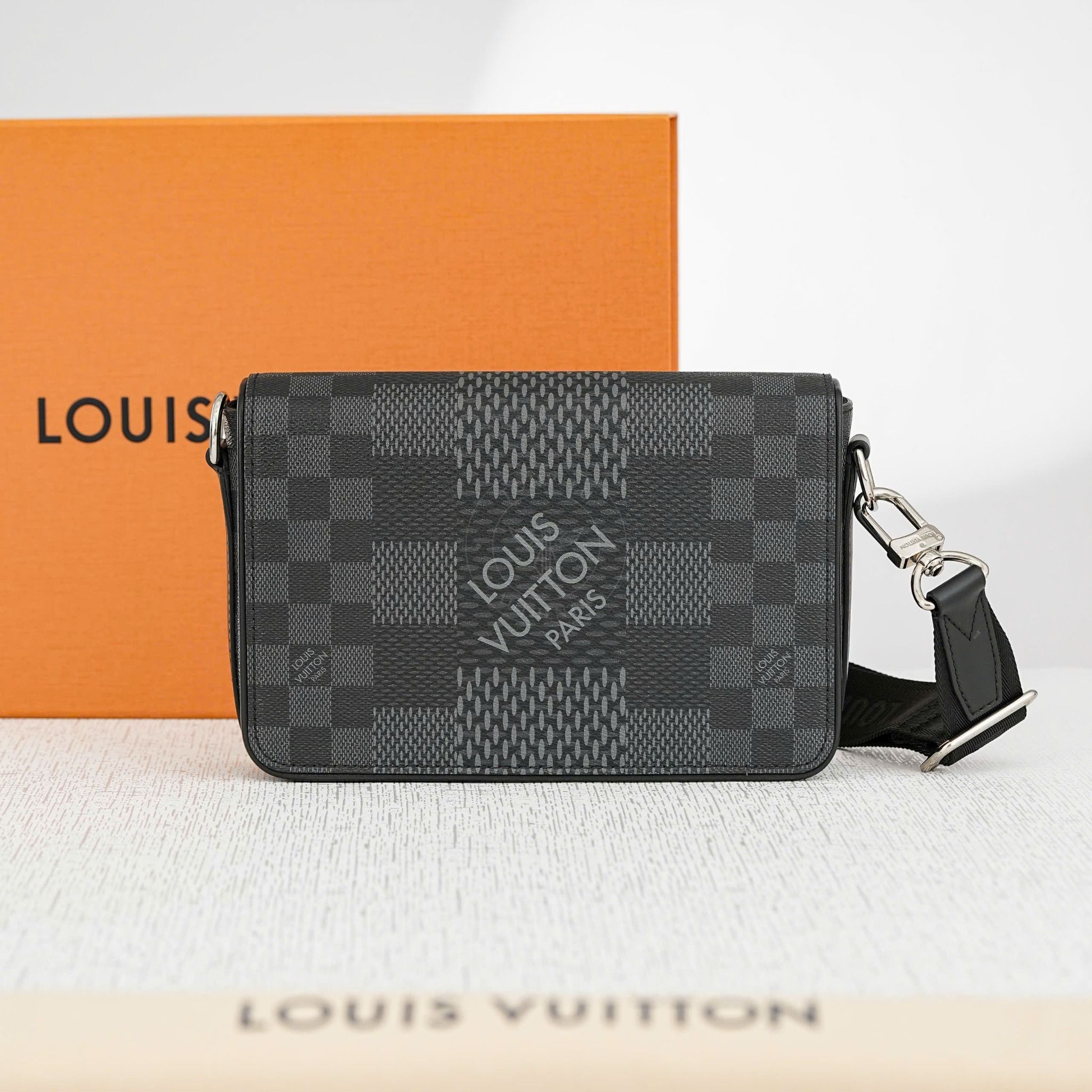 Túi đeo chéo Louis Vuitton Studio Messenger Onyx Damier size 23