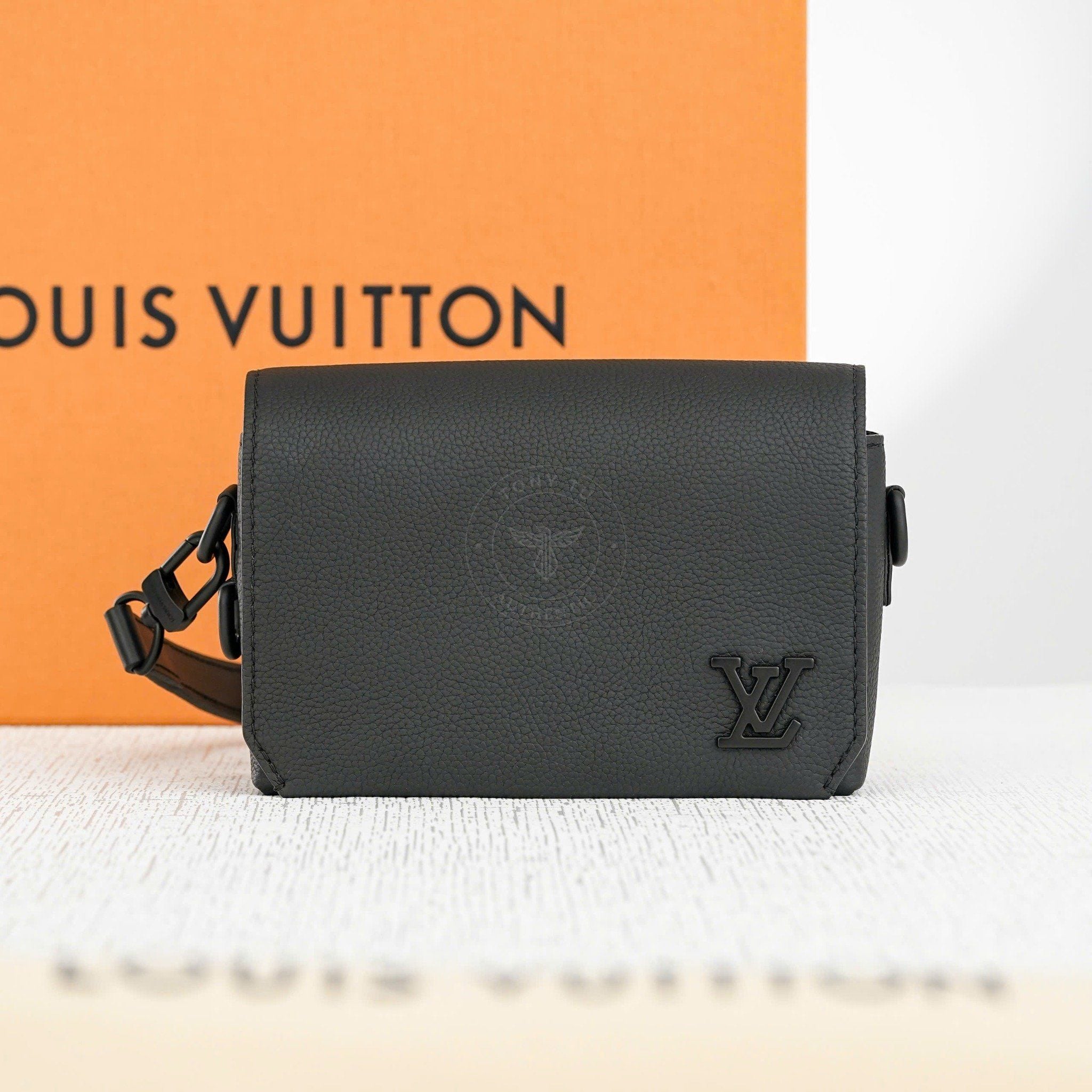 Túi đeo chéo Louis Vuitton Fastline Wearable Wallet Aerogram