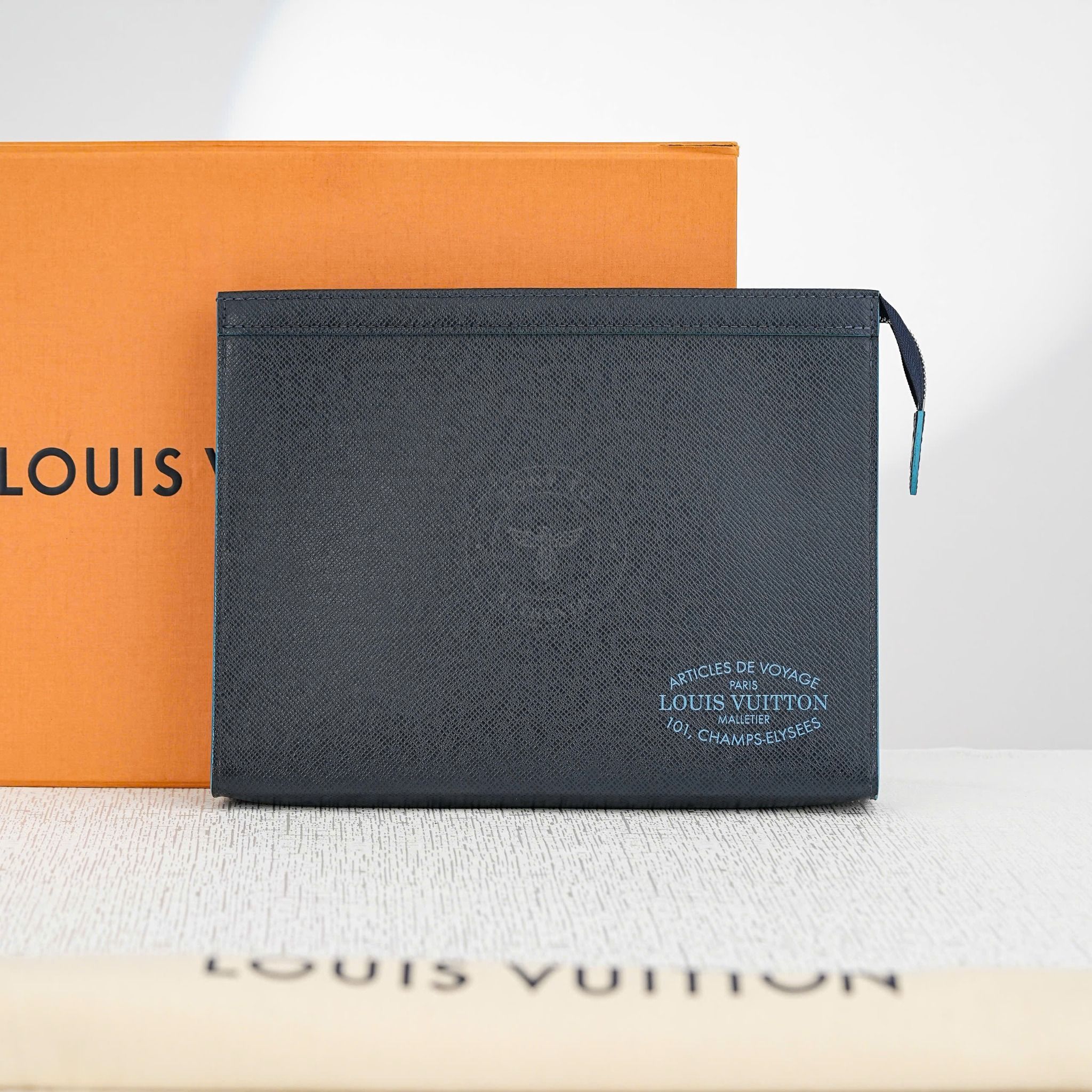 Clutch Louis Vuitton “Articles De Voyage” MM Taiga (navy đậm)