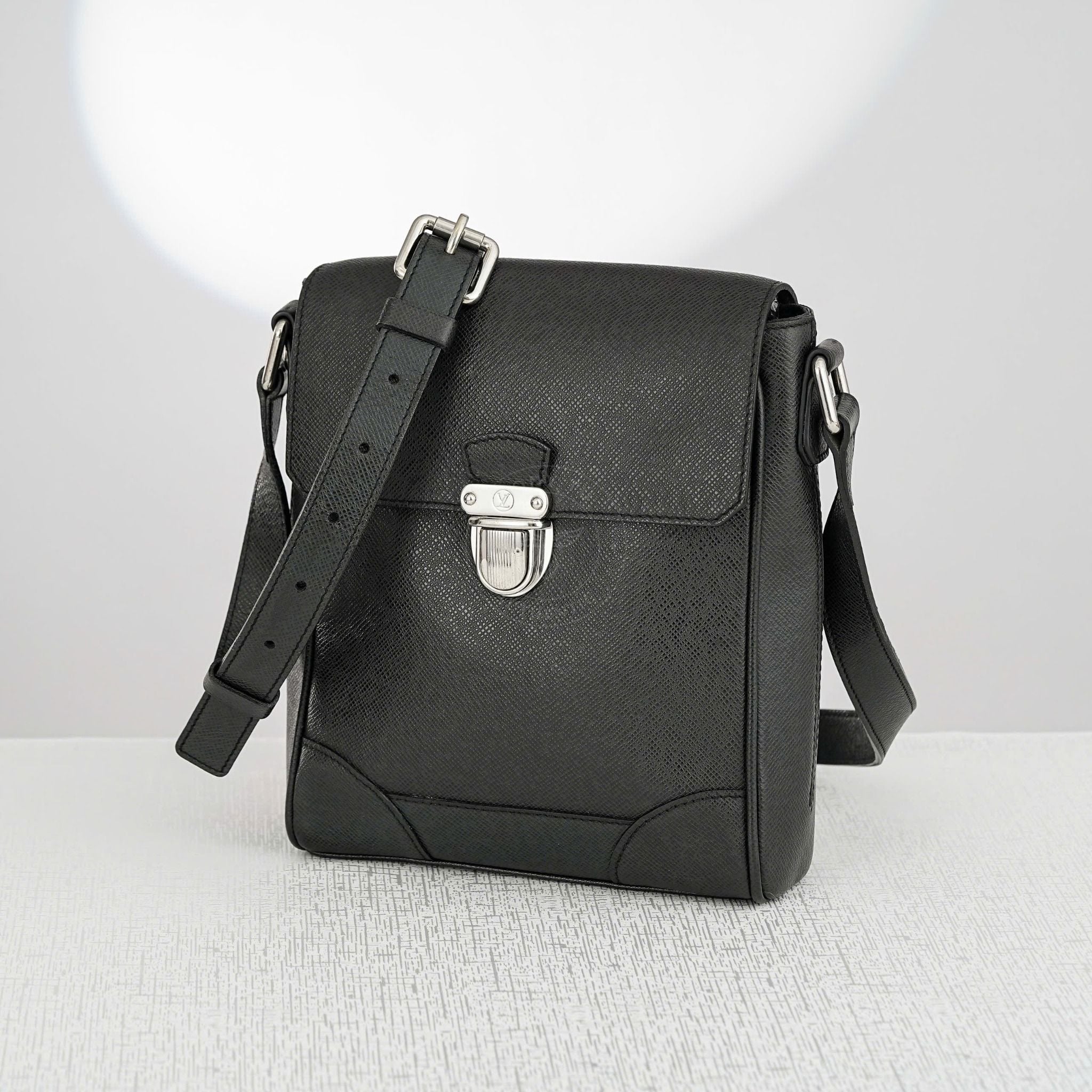 Túi đeo Louis Vuitton Taiga Luka Ardoise Messenger Size 25