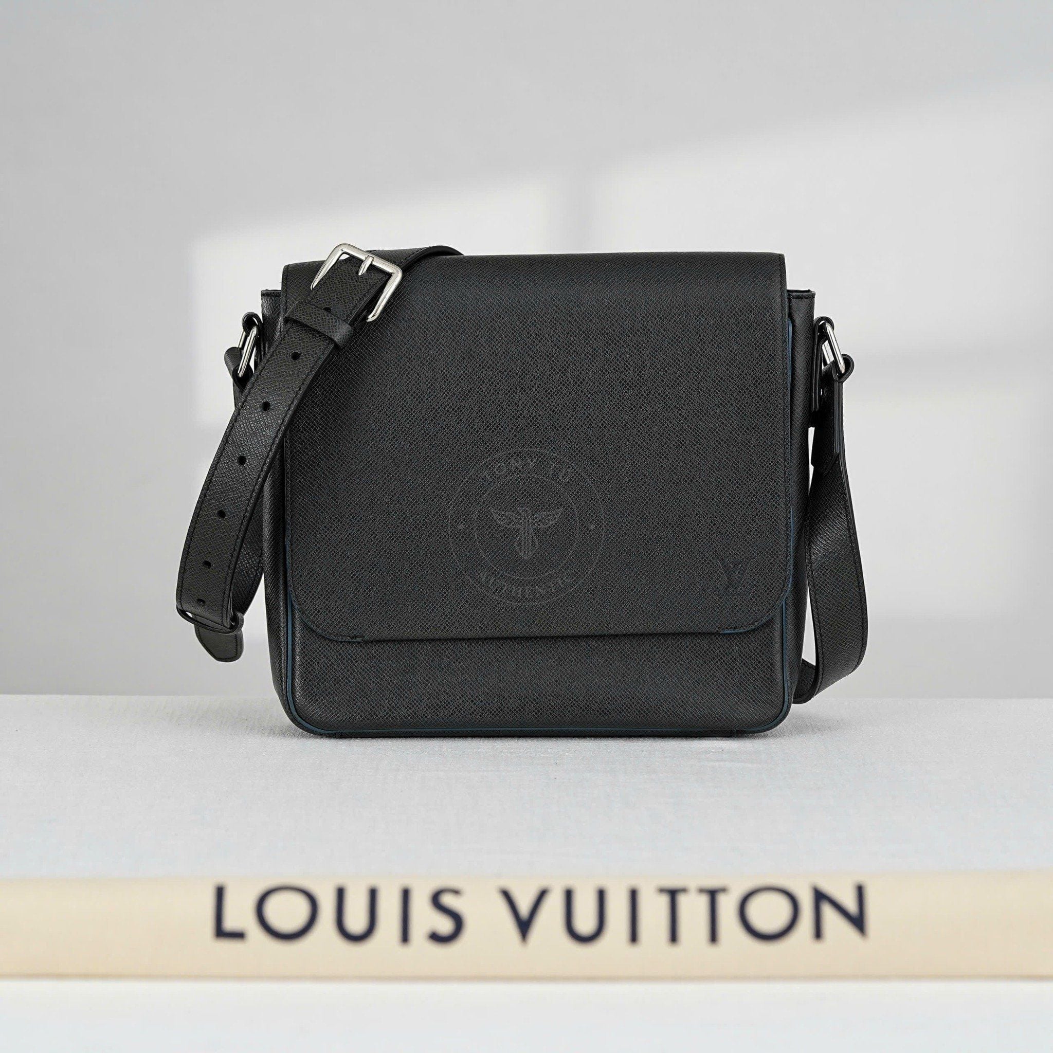 Túi đeo Louis Vuitton Roman PM Messenger Bag size 25 (Navy Rim)